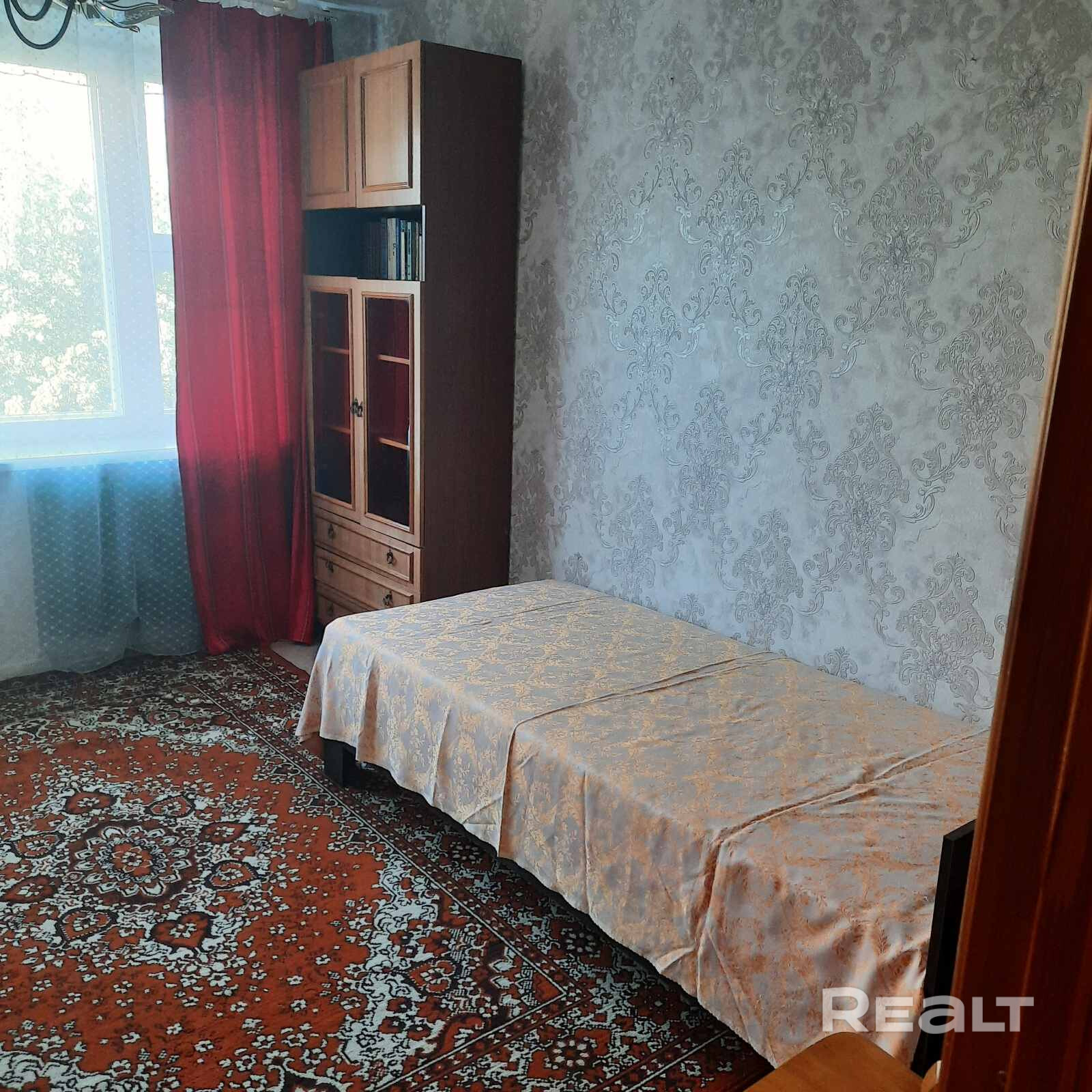 Сдается 3-х комнатная квартира (зал проходной), имеется большая лоджия. На кухне посуда, холодильник, СВЧ и все необходимое для комфортного проживания. Санузел раздельный, стиральная машина. Все удобства рядом (д.сад, школа, остановка, магазин). Отличные соседи, как в тамбуре, так и в целом по всему подъезду. Сдаётся для проживания БЕЗ ЖИВОТНЫХ. - Widok 4