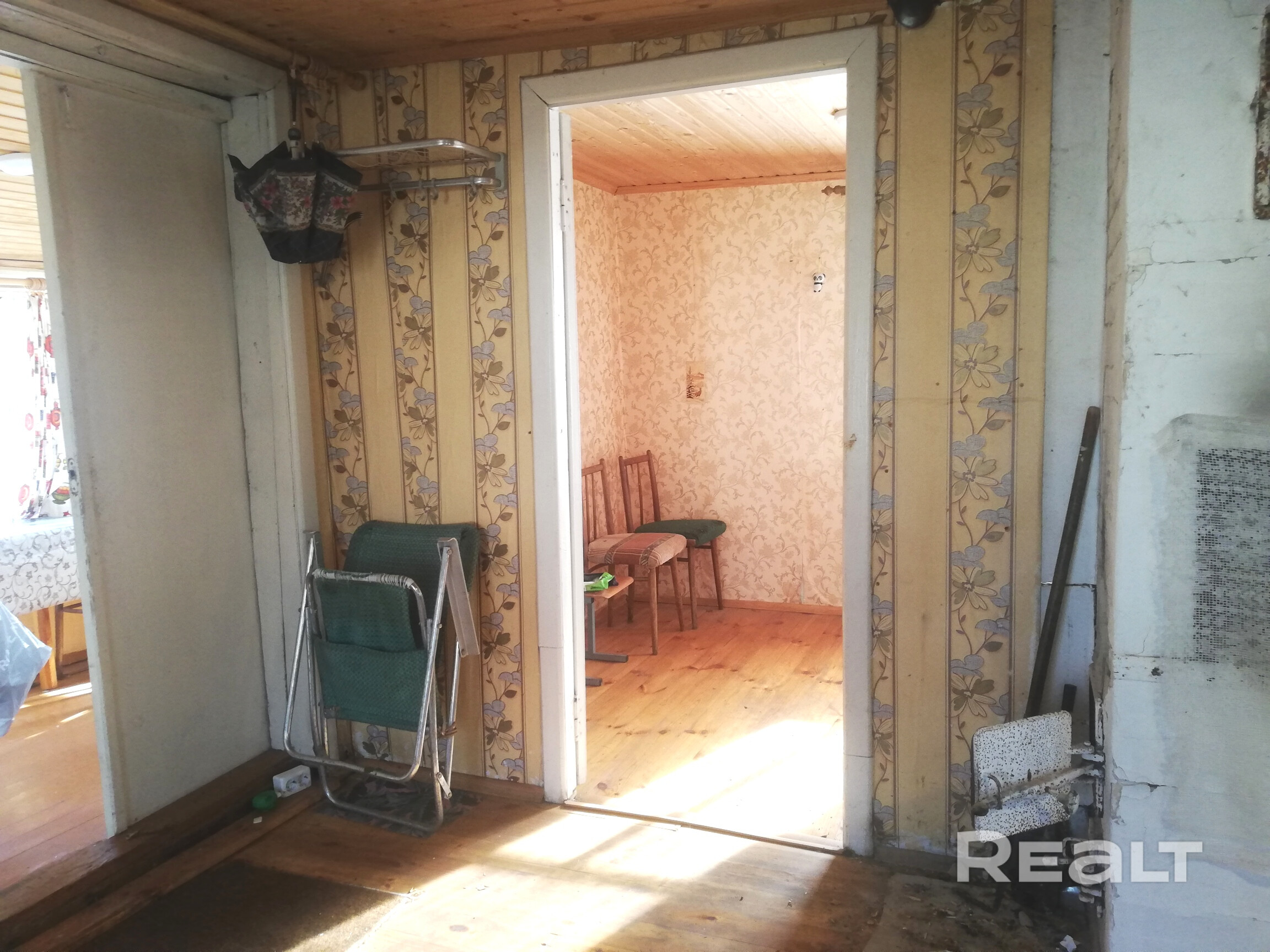 Прекрасный дачный участок в СТ "Наладчик-плюс-6",с небольшим домом, в дико тихом красивом месте в Брестском направлении. Сам земельный учасок квадратной формы,ровный,ухоженный,на территории душ,туалет,сарай,навес с дровами.Отопление печное,дом тёплый,расположен ближе к лесу,хорошо освещён.Вокруг лес,березовые рощи,места оченьягодные,много грибов,природа роскошная,ну очень тихо и комфортно. Продаём сами без риелторов! - Więcej