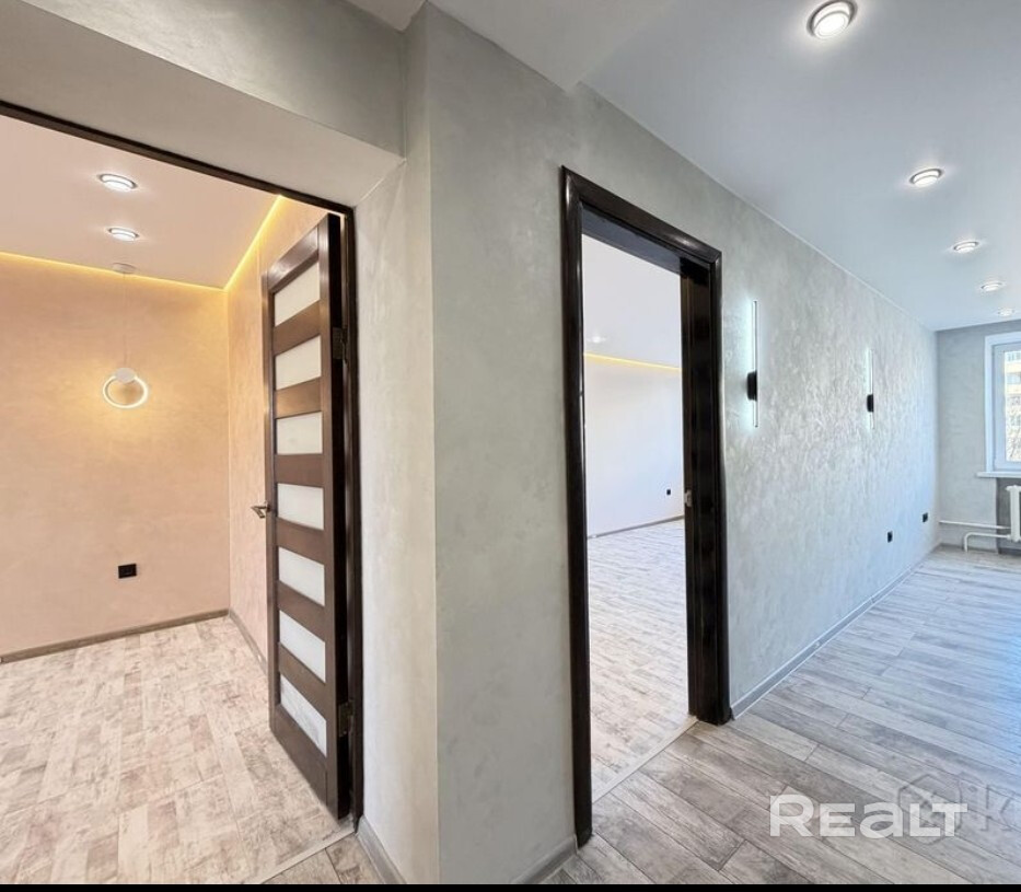 Продам 2 комнатную квартиру в кирпичном доме, с раздельными комнатами 18.5м кв и 12,5м кв, с раздельными косанузлом, большой прихожей, большой лоджией, в центре район комаровки, квартира полностью готова к проживанию и заселению, без дополнительных вложений, от слова совсем новая станция метро прямо около дома, якуба коласа в 5 минутах хотьбы, в квартире сделан в этом году полный капитальный ремонт, новая разводка сантехники, новая разводка вентиляции, новая проводка медным качественным ка - Więcej