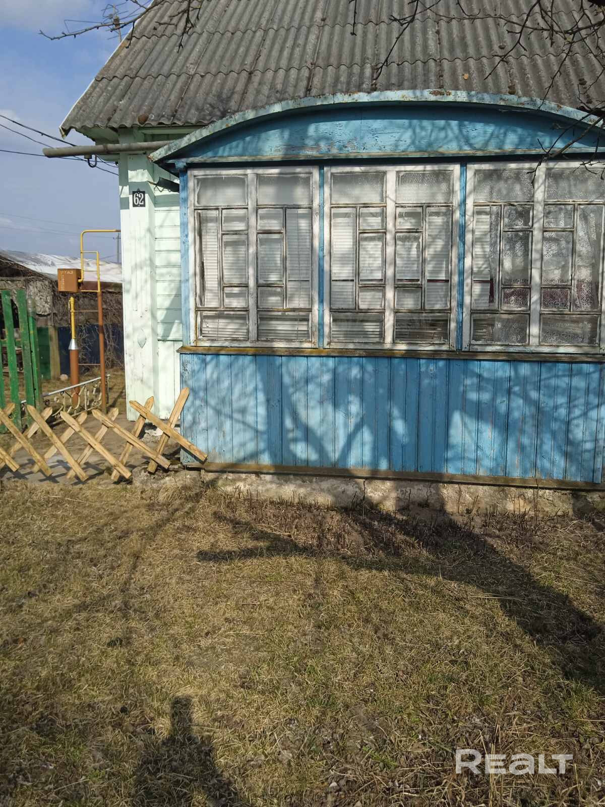 Продается благоустроенный дом, Брестское направление, д. Крутой Берег(13 км от Несвижа, 109 км от МКАД). Крайний участок у поля, красивый вид, 30 соток. В доме природный газ(хороший котел, отопление разведено),вода из колодца(насос, заведена в дом), санузел в доме, канализация местная, окна ПВХ. Идеально под дачу, а также для постоянного проживания. Чистая продажа торг. - Widok 5