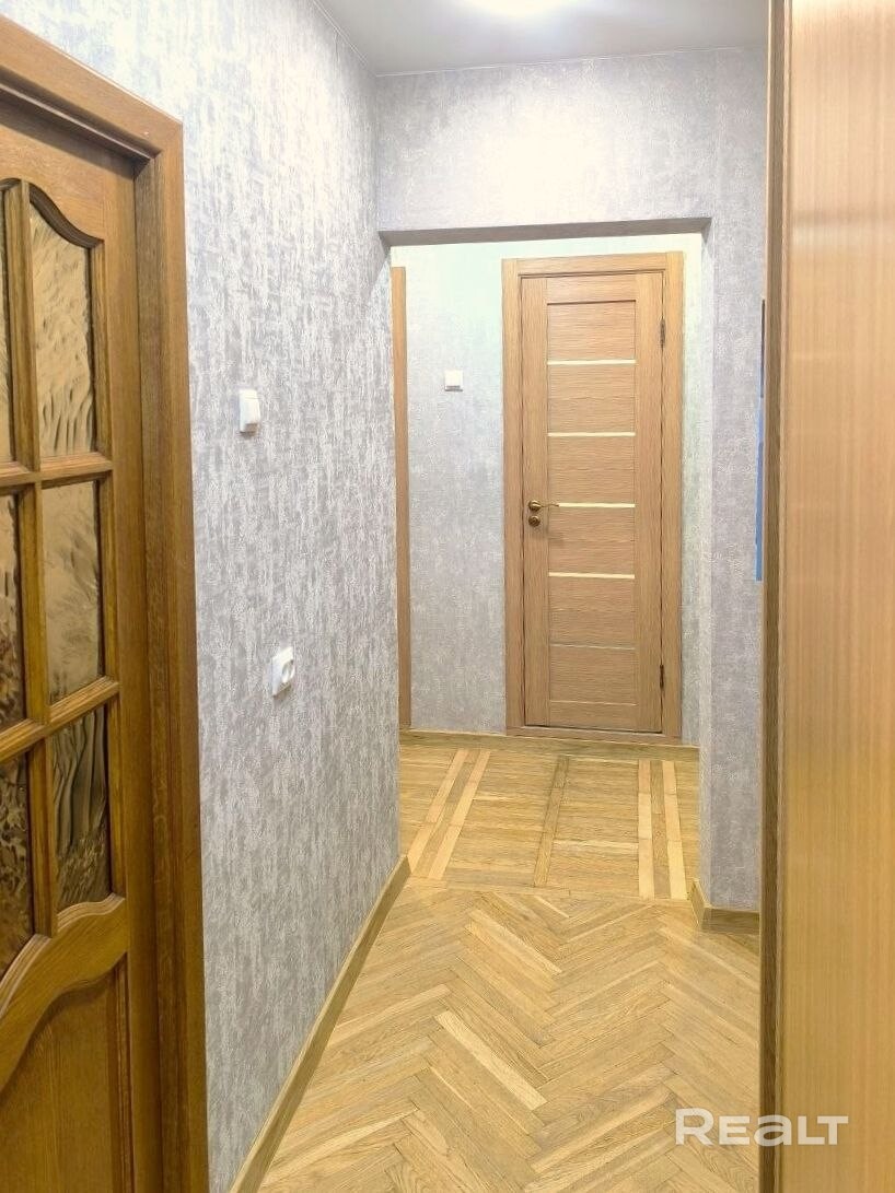 ПОМОЩЬ АГЕНТСТВ НЕ НУЖНА Уютная, просторная, готовая к проживанию 3-комнатная квартира в одном из самых привлекательных и ликвидных районов города – Веснянка. Отличная планировка – три изолированные комнаты на две стороны дома, кухня, кладовая – постирочная, раздельные санузлы, прихожая с местами хранения, утепленная застекленная лоджия, кондиционер. Площадь квартиры по СНБ – 66,1 кв.м. , общая – 64,3кв.м. Квартира на 5 этаже из12, два лифта. - Meer