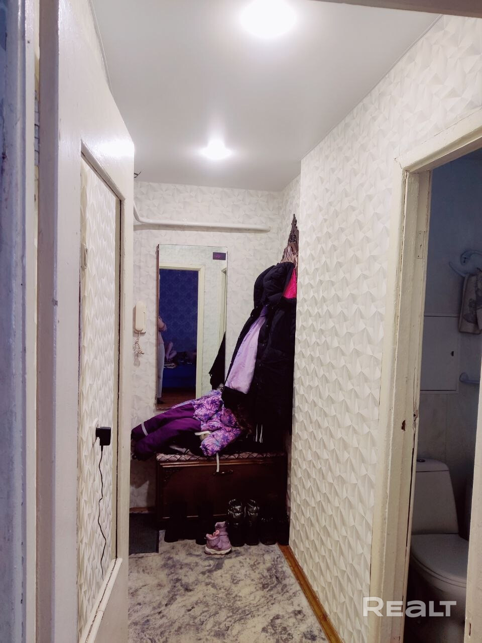 Продается теплая квартира с большим потенциалом как для жизни, сдачи в аренду, так и для коммерческой деятельности (можно вывести из жилого фонда). Дом после капитального ремонта. В шаговой доступности остановка транспорта, 2 станции метро. В двух остановках ТД "OUTLETO". Рядом с домом. находятся детские сады, школы, поликлиника, кафе, салоны красоты, магазины. Дом отделен от дороги зелеными насаждениями. В квартире никто не прописан. До 31.07.2026 квартира сдается в аренду. - Ansicht 4