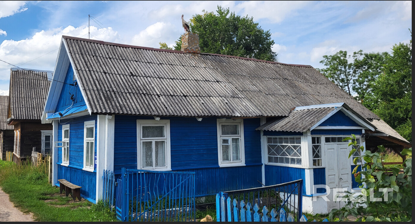 - 3 км от райцентра с магазинами, аптеками, кафе, рынком, маршрутками. - Косметический ремонт, заменена электропроводка. - За участком – лесная полоса и речка с форелью, место для купания и отдыха. - На участке – веранда с навесом и садовой мебелью, мангал, место для грядок, теплиц, бани. - Колодец во дворе, вода заведена в дом, подается насосом. - Хозпостройки: туалет, сарай, дровница, есть садовый инвентарь. - Подключен Интернет через Wi-Fi. - Постройки узаконены. - Возможность прописаться. - Widok 5