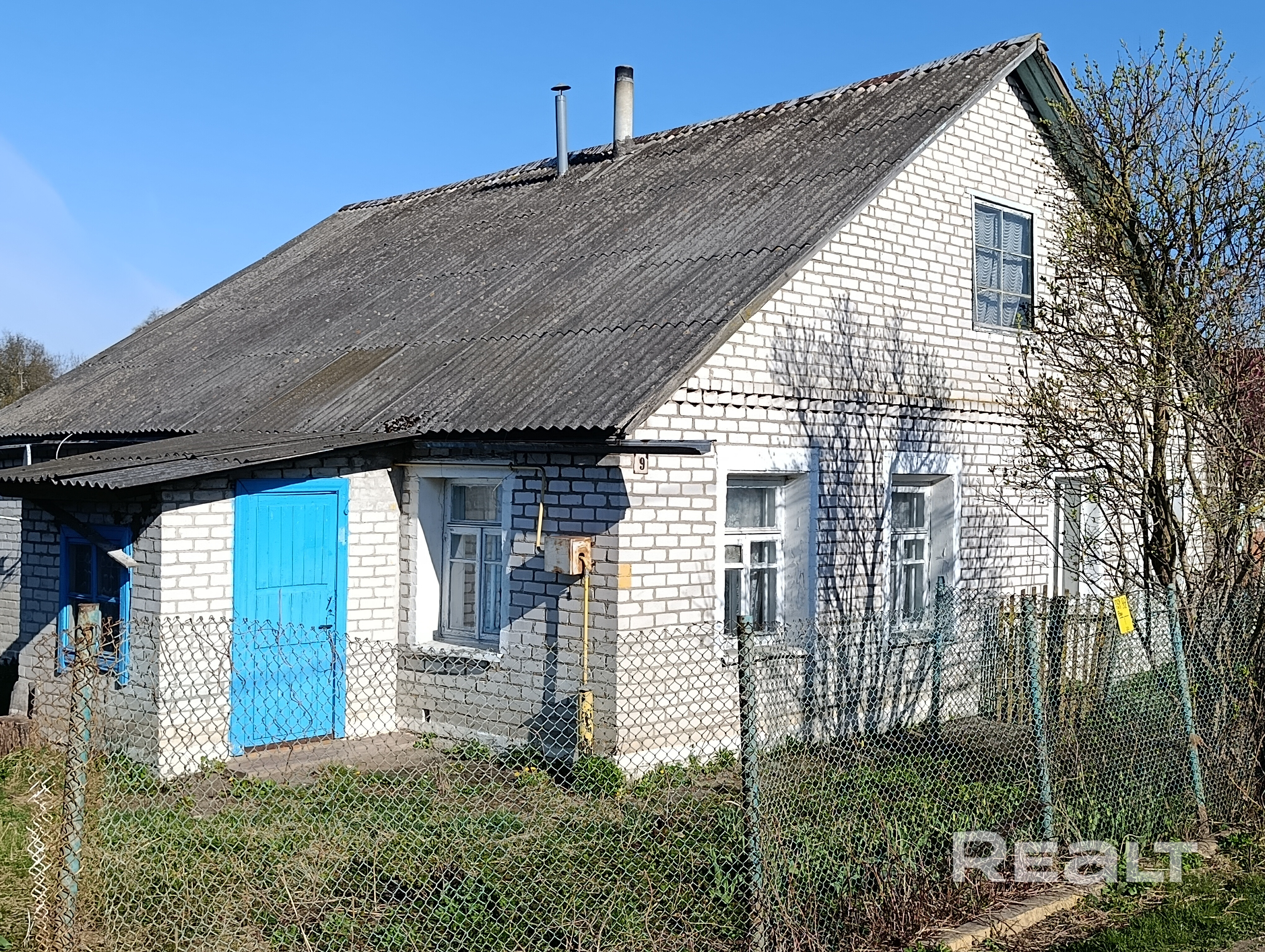 Продам дом в Молодечно общей площадью более 100м2, центральный водопровод, газовый и твердотопливный котел, местная канализация. Кирпичный гараж, бетонный погреб, бревенчатые и дощатые сараи. В доме 2 входа. Дом под продажу не готовился, продается как есть. Для постоянного проживание требуется ремонт. В конце участка протекает река Молодечанка. - Aanzicht 3