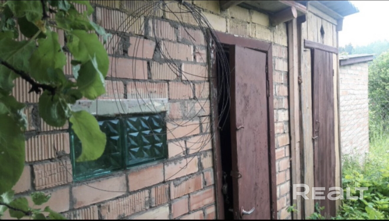 Садовый дачный домик, Молодечненское направление, 15 минут пешком от станции электрички "Пралески", площадь земельного участка 6 соток (0,0593 га), На участке есть сарай и трубопровод (вода заведена на участок, в дом не подведена). Дом:- 336,2 м² — щитовой, обложен кирпичом , печное отопление, есть подвал небольшой. Необходим ремонт пола и др. Так же возможна аренда на летний период - Widok 6