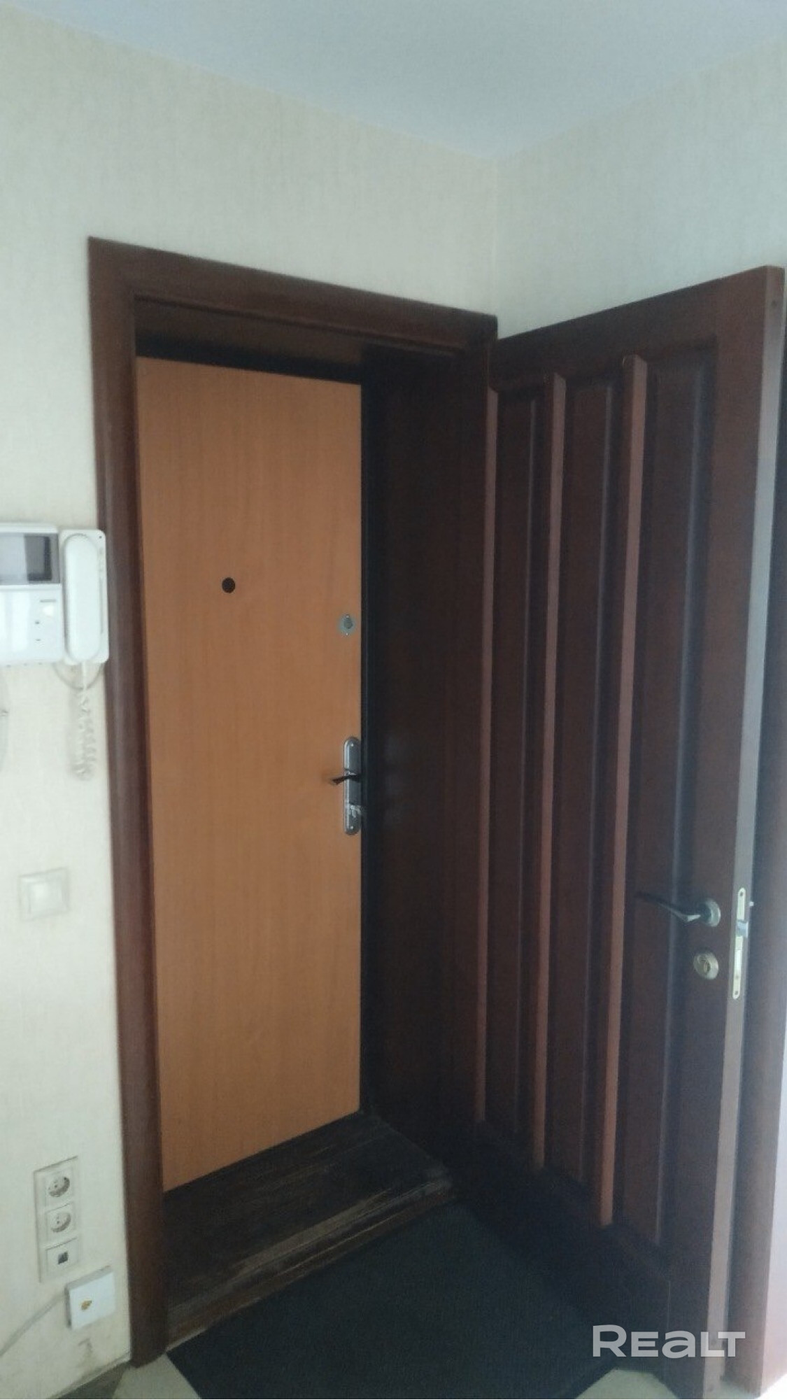 3-х комнатная квартира на 4 эт кирпичного дома. В 2023 кап. ремонт дома. Светлая, тихая, тёплая. Вместительные шкафы-купе. Раздельный санузел. Лоджия застеклена. Окна выходят на две стороны дома: во двор и сквер Мележа. Стеклопакеты, двери: входная-металл, межкомнатные-массив. Все перегородки кирпичные. Можно воплотить любые идеи перепланировки. Рядом большая парковка. Метро "Московская" в 7 мин. В 2028 году в пешей доступности планируется открытие станции "Мележа" третьей ветки. Торг. – pohled 3