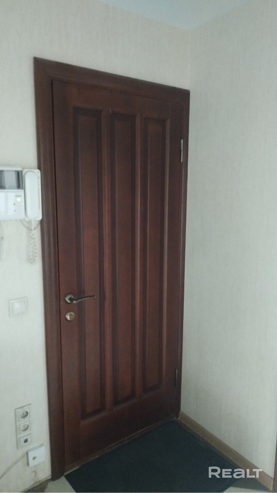 3-х комнатная квартира на 4 эт кирпичного дома. В 2023 кап. ремонт дома. Светлая, тихая, тёплая. Вместительные шкафы-купе. Раздельный санузел. Лоджия застеклена. Окна выходят на две стороны дома: во двор и сквер Мележа. Стеклопакеты, двери: входная-металл, межкомнатные-массив. Все перегородки кирпичные. Можно воплотить любые идеи перепланировки. Рядом большая парковка. Метро "Московская" в 7 мин. В 2028 году в пешей доступности планируется открытие станции "Мележа" третьей ветки. Торг. – pohled 4
