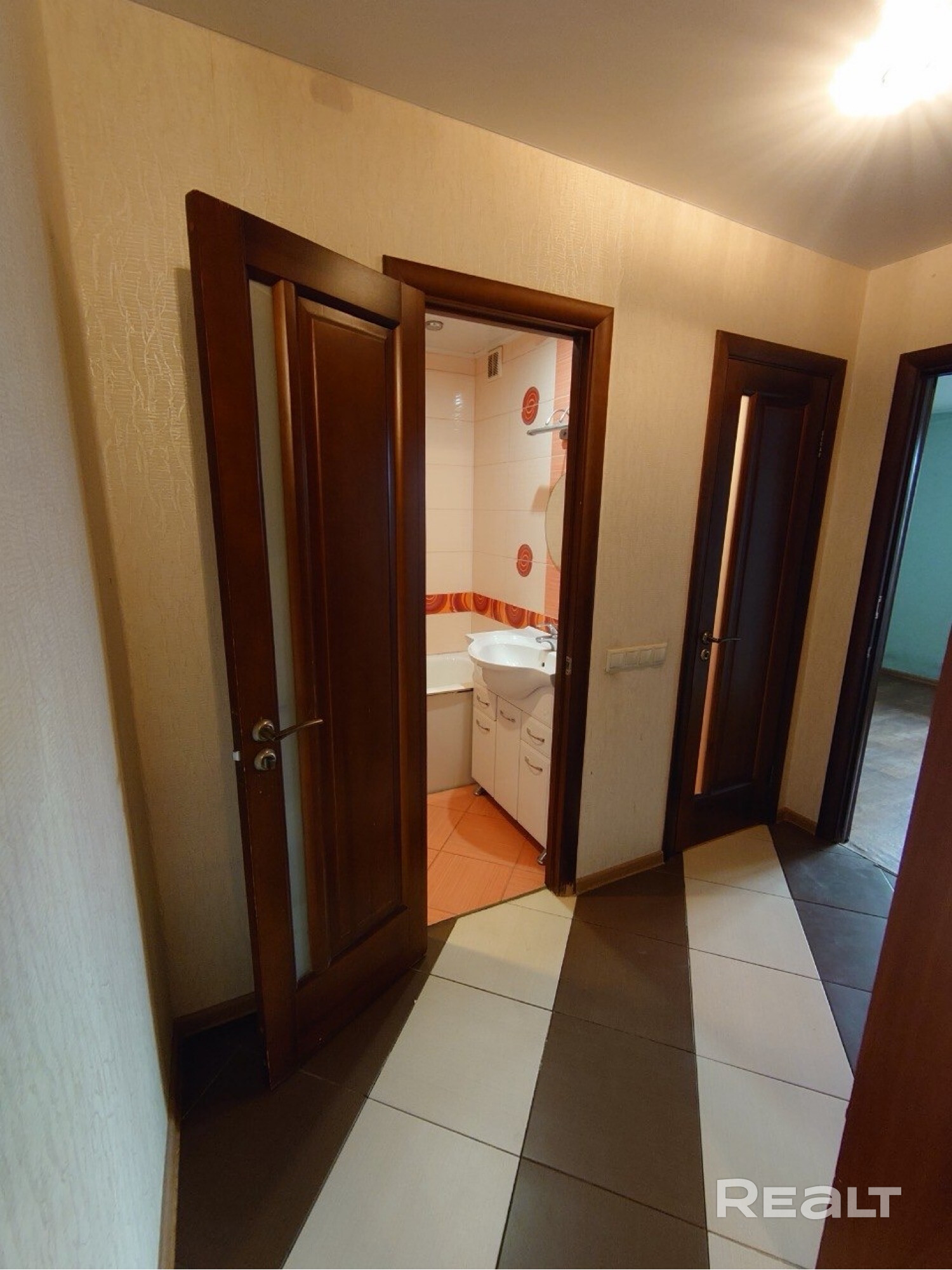 3-х комнатная квартира на 4 эт кирпичного дома. В 2023 кап. ремонт дома. Светлая, тихая, тёплая. Вместительные шкафы-купе. Раздельный санузел. Лоджия застеклена. Окна выходят на две стороны дома: во двор и сквер Мележа. Стеклопакеты, двери: входная-металл, межкомнатные-массив. Все перегородки кирпичные. Можно воплотить любые идеи перепланировки. Рядом большая парковка. Метро "Московская" в 7 мин. В 2028 году в пешей доступности планируется открытие станции "Мележа" третьей ветки. Торг. – pohled 6