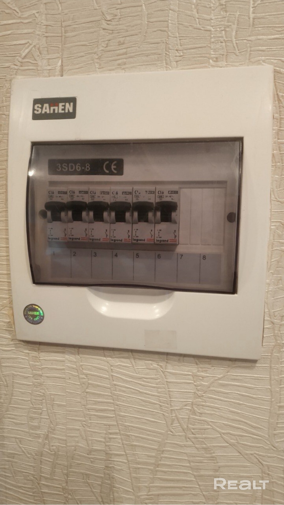 3-х комнатная квартира на 4 эт кирпичного дома. В 2023 кап. ремонт дома. Светлая, тихая, тёплая. Вместительные шкафы-купе. Раздельный санузел. Лоджия застеклена. Окна выходят на две стороны дома: во двор и сквер Мележа. Стеклопакеты, двери: входная-металл, межкомнатные-массив. Все перегородки кирпичные. Можно воплотить любые идеи перепланировки. Рядом большая парковка. Метро "Московская" в 7 мин. В 2028 году в пешей доступности планируется открытие станции "Мележа" третьей ветки. Торг. – další