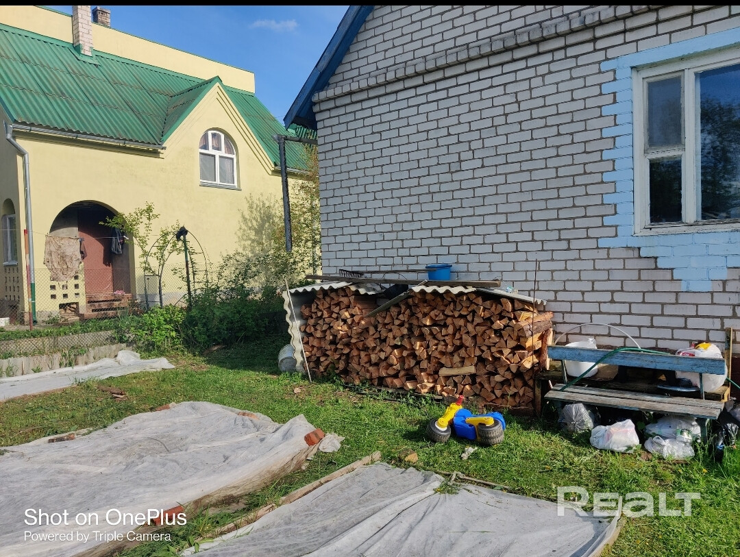 Участок ровный правильной формы, разделён на 2 участка, дополнительно 4сотки на поле на участке 6 соток. Есть, душ, боллер, камин, отопление печное, туалет на улице, пол участка огорожено туями 60шт, яблони, батут, есть тример, газонокосилка подробнее узнавайте. - Mehr