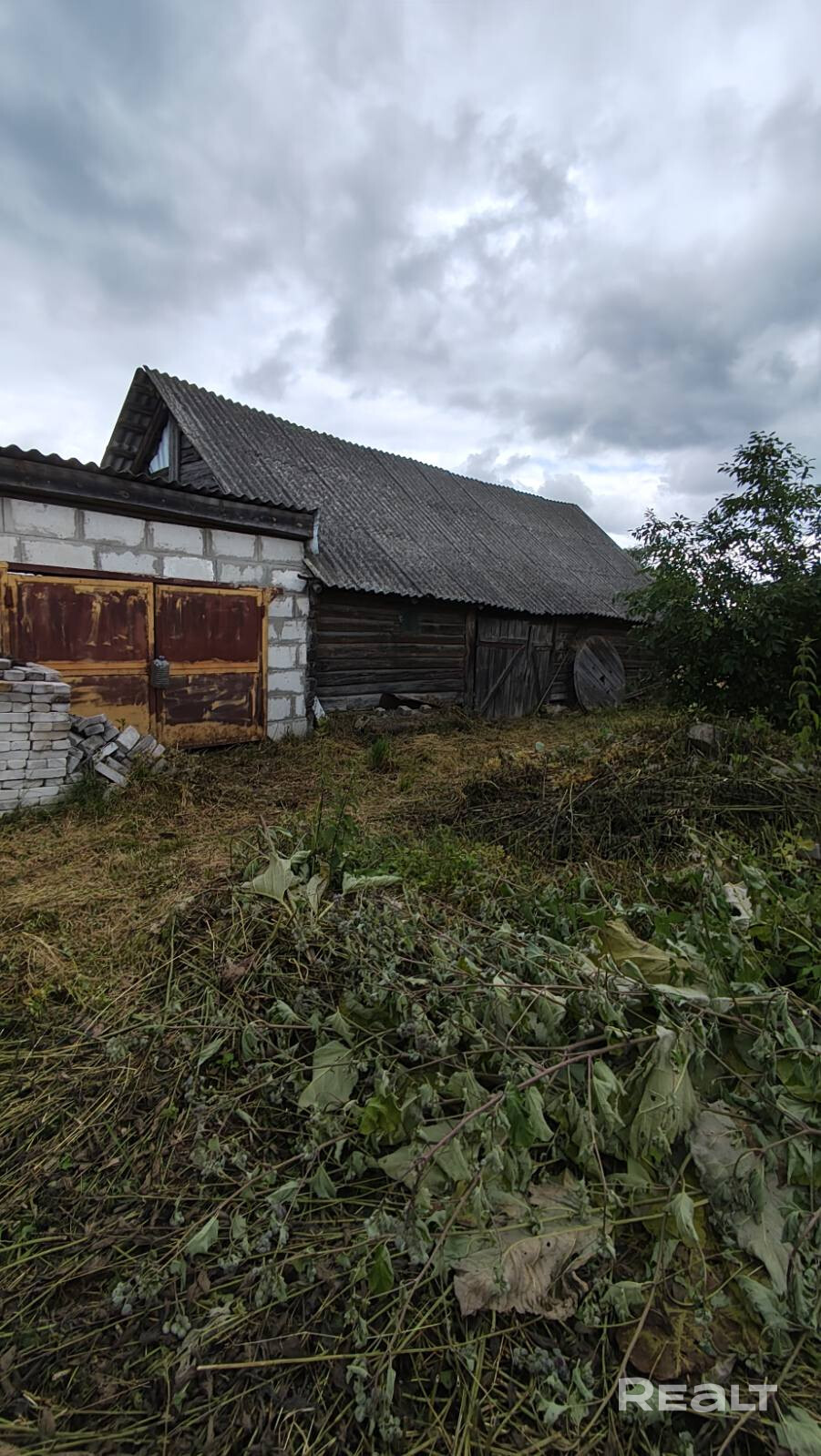Дом в деревне Коновичи д. 49. В доме можно прописаться. На участке имеются хозпостройки, гараж, колодец, погреб, молодой сад: смородина, малина, вишня,слива, груша разных сортов, яблони также разных сортов. При необходимости помогу в разработке участка под огород. - Widok 3