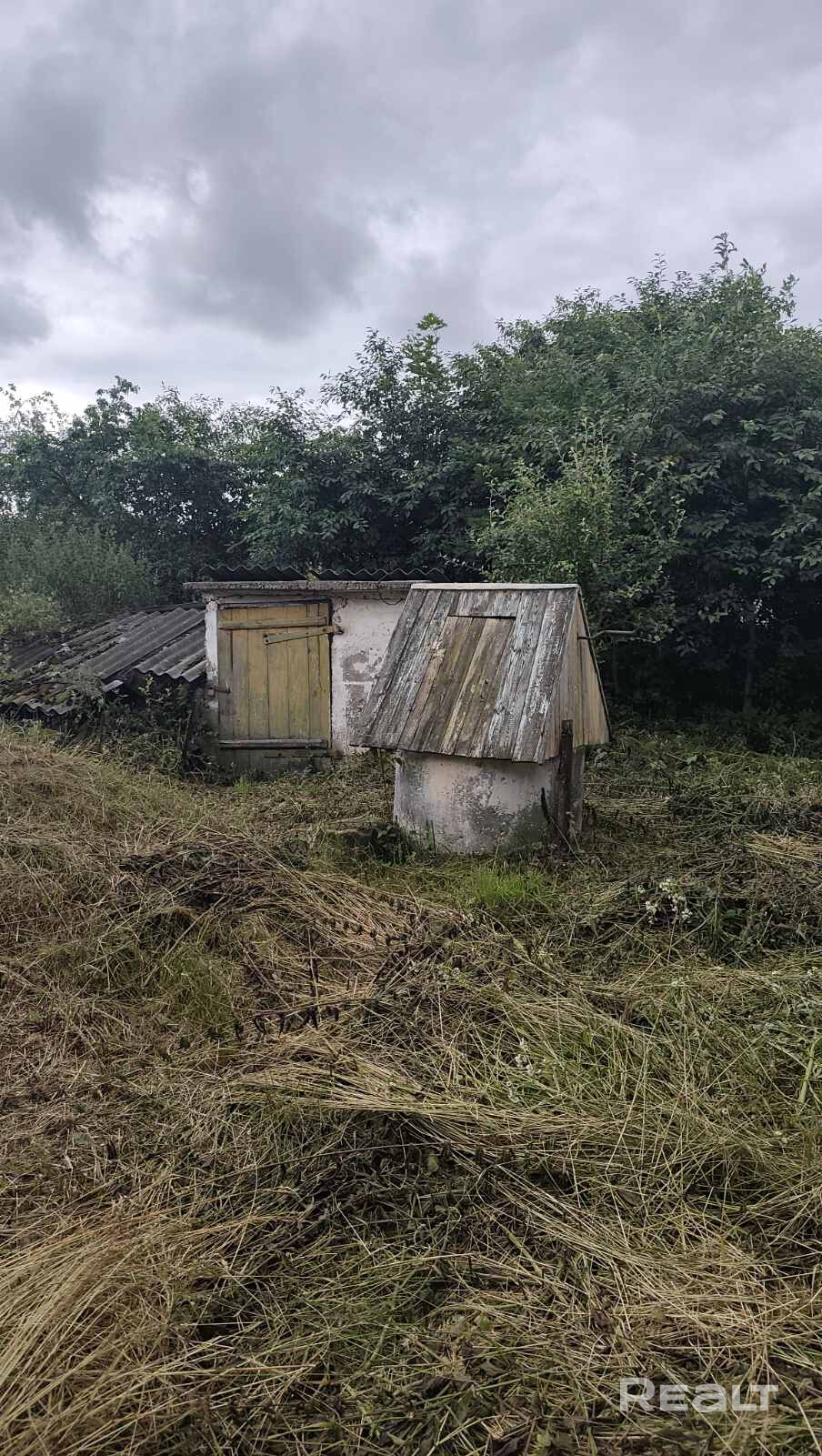 Дом в деревне Коновичи д. 49. В доме можно прописаться. На участке имеются хозпостройки, гараж, колодец, погреб, молодой сад: смородина, малина, вишня,слива, груша разных сортов, яблони также разных сортов. При необходимости помогу в разработке участка под огород. - Widok 4