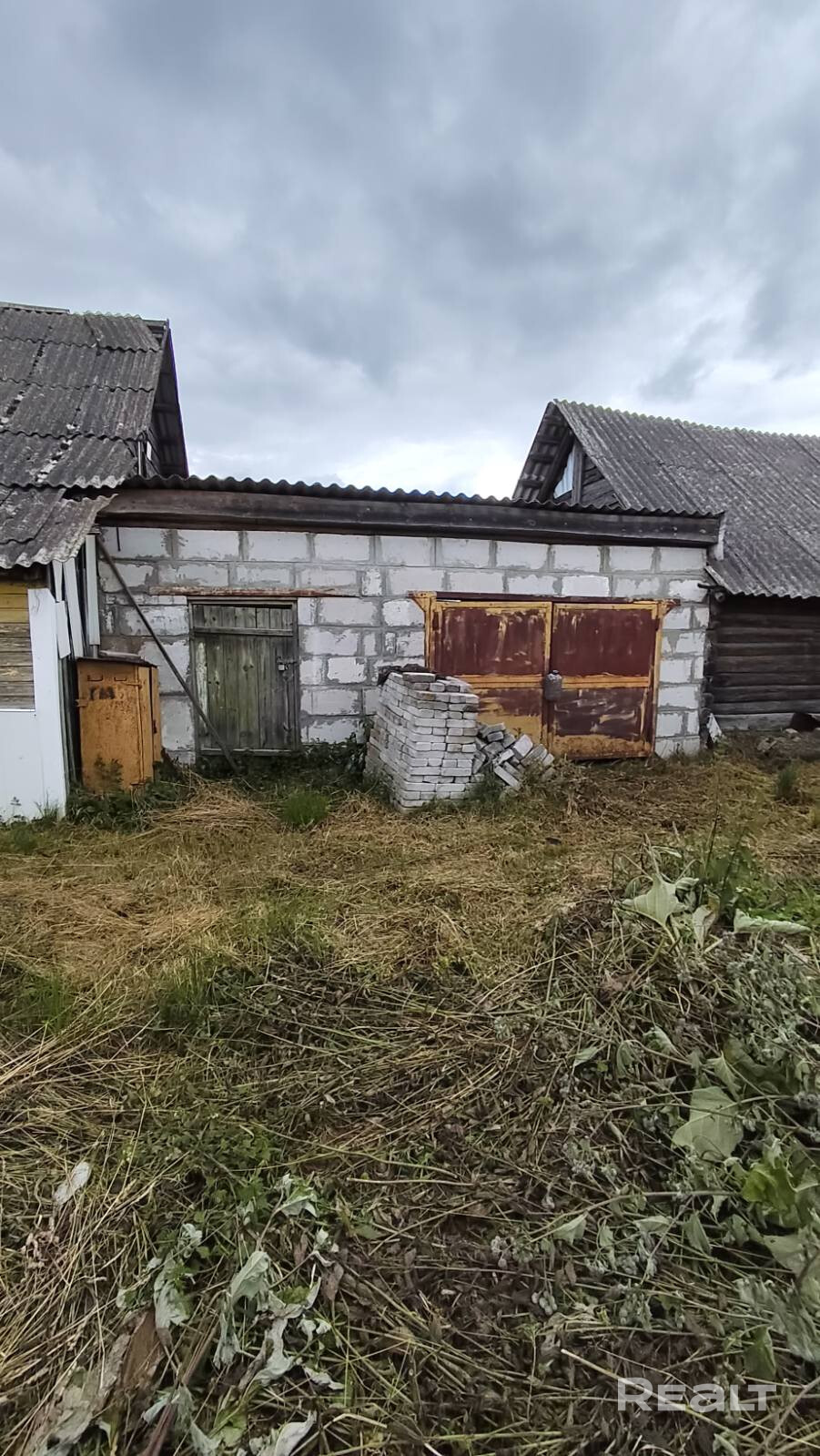 Дом в деревне Коновичи д. 49. В доме можно прописаться. На участке имеются хозпостройки, гараж, колодец, погреб, молодой сад: смородина, малина, вишня,слива, груша разных сортов, яблони также разных сортов. При необходимости помогу в разработке участка под огород. - Widok 2