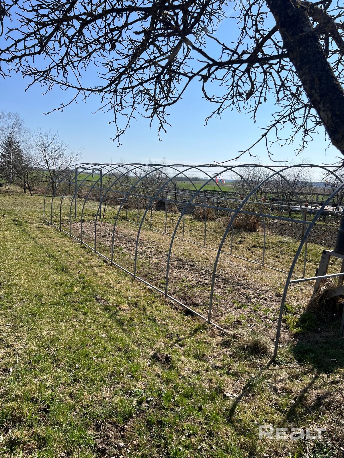 До Минска 23км по трассе, деревня жилая , на участке есть скважина, к дому подведен газ, плодоносящий сад , хороший подъездной путь, недалеко остановка общественного транспорта, красивое расположение участка - Vista 5