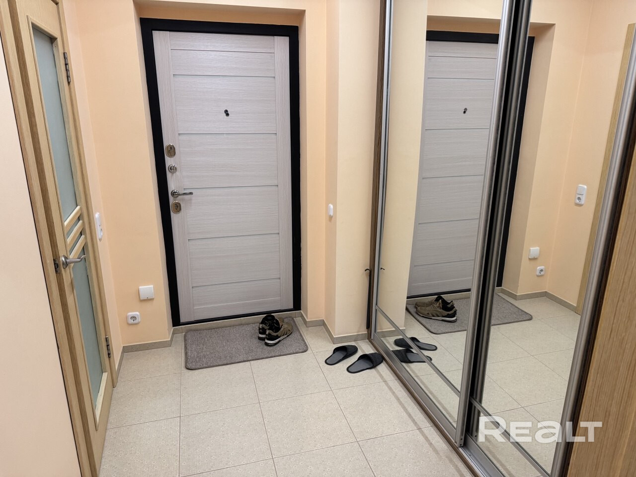Однокомнатная с ремонтом. В квартире есть вся мебель и техника. - Widok 3