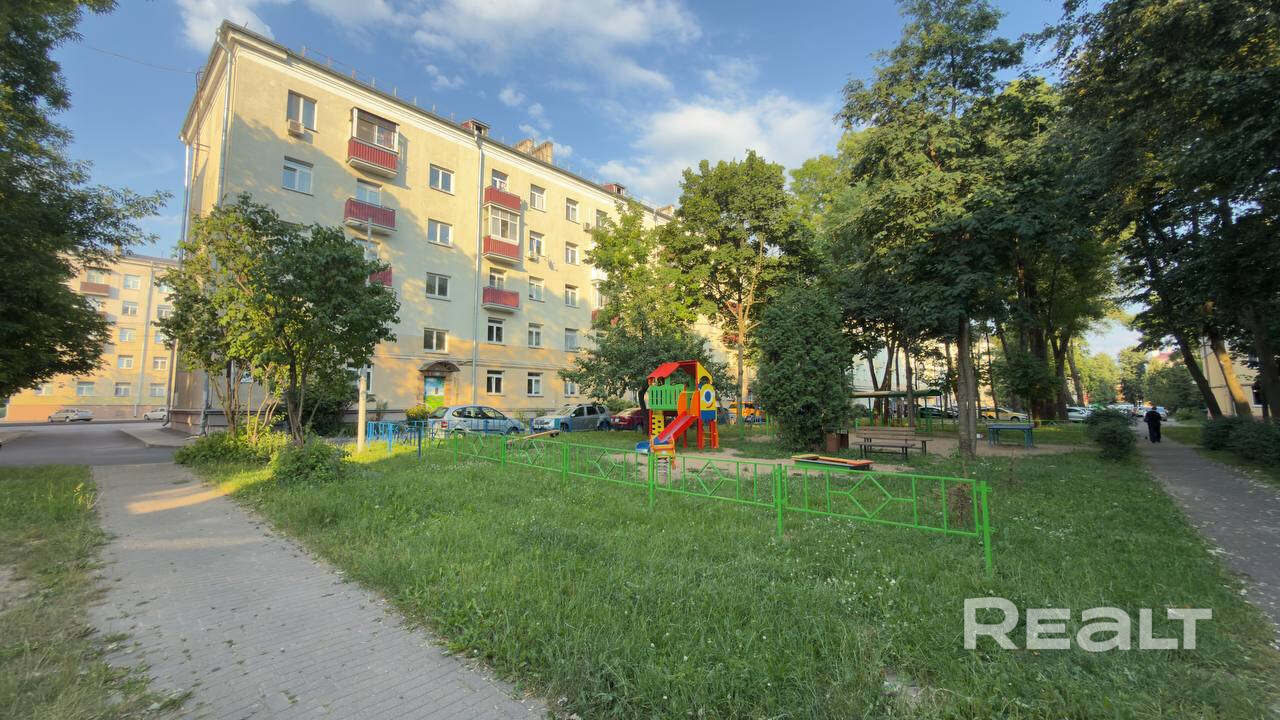 Продаётся просторная трехкомнатная сталинка, в центре Минска. - Więcej