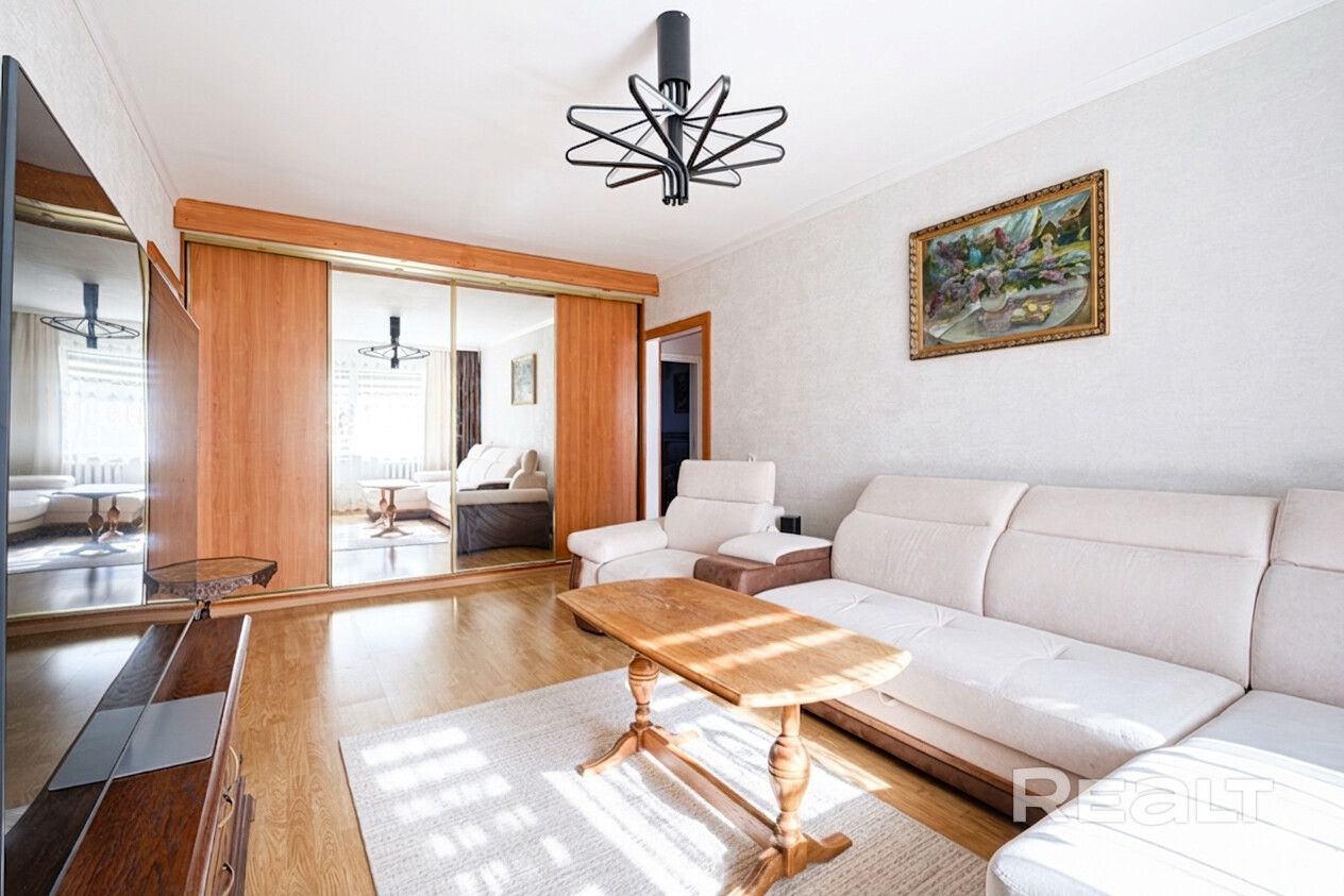 Продаётся светлая 3‑комнатная квартира на 7 этаже из 12 ул. Есенина, 87 (Московский р‑н), 1992 г.п. Комнаты 16.2/13.2/8.9 кв.м, кухня 8.9, коридор 12.6, раздельный с/у, потолки 2.63 м. Ламинат, выровненные потолки, обои, стеклопакеты, керамика в санузле. Есть кладовая и тамбур. Чистый подъезд, тихий двор. В шаговой доступности сады, школы, магазины, аптеки, поликлиника №25, фитнес, рынок «Максимус». Остановка в 2 мин, до м.«Малиновка» 7–8 мин. Агентам не звонить. - Widok 3