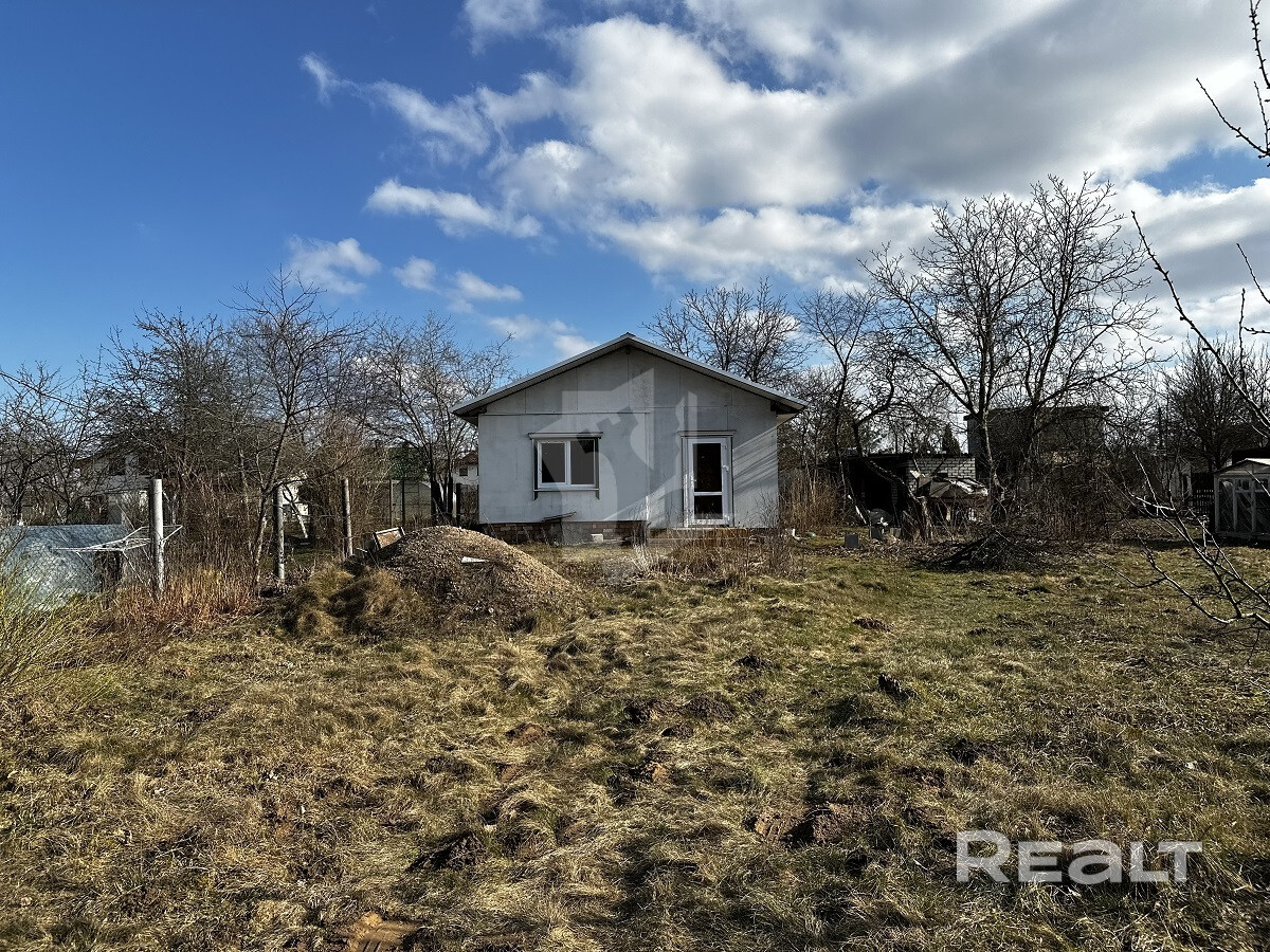 Продается дачный участок с новым домом 2021 года постройки, расположенный всего в 14 км от МКАД. Площадь земельного участка составляет 10 соток. Конструкция дома выполнена из кирпича, с использованием фальцевой кровли. Установлены стеклопакеты с панорамным остеклением. Подключено электроснабжение, имеется сезонная вода. В доме есть подвал. Стены оштукатурены. Часть стен покрыта материалом для теплоизоляции. Все строительные материалы остаются. Звоните для просмотра! - Ansicht 3