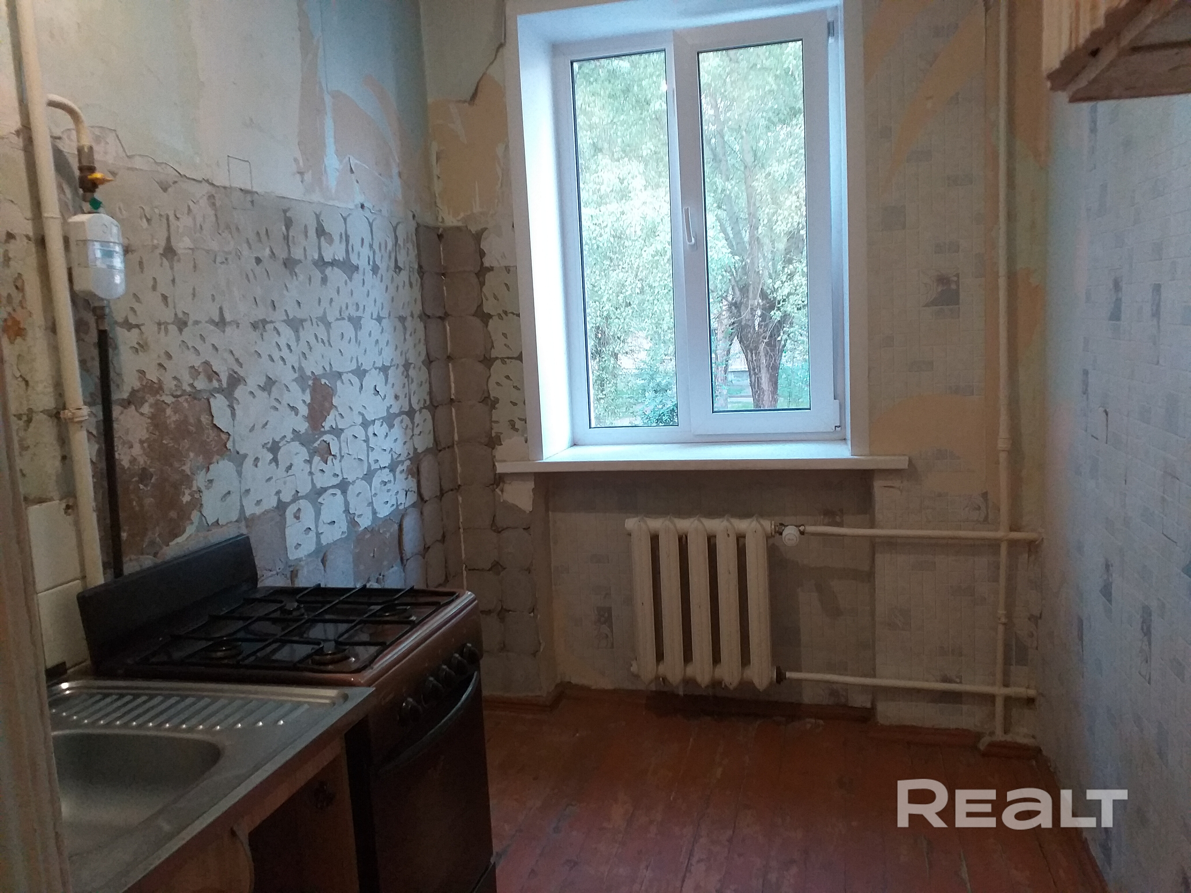 1к квартира 30 м.кв. под ремонт, 2 этаж 4-этажного дома 1959 г.п. Установлены стеклопакеты. Высокие потолки (2,8м). Есть своё подвальное помещение. Капремонт прошел. 5 мин до метро Партизанская. - Mehr