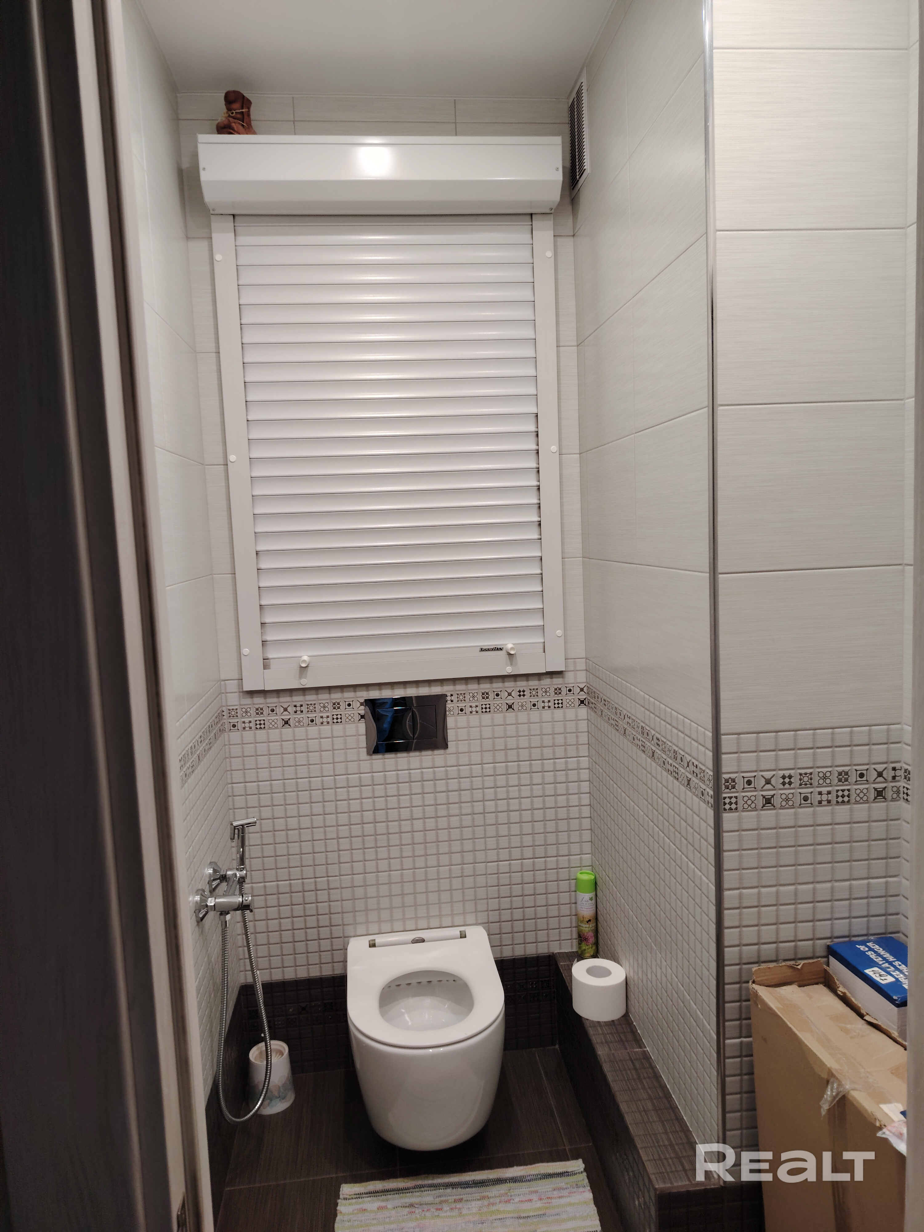 Продаётся доля в трехкомнатной квартире - 678/1000 долей в праве собственности и 2/3 в праве собственности на подсобные помещения. Две изолированные комнаты площадью 12,2 и 16.7 м.кв. Комнаты выделены в натуре. - Więcej