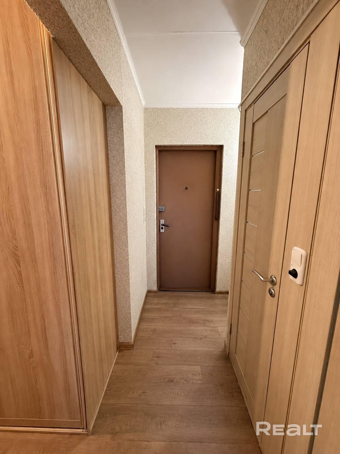 Продаётся квартира от собственника в центральном районе города Минска. Улица Лили Карастояновой, 35.Зелёная зона, тихий двор. Дом после капитального ремонта. За каждой квартирой в этом доме закреплено подвальное помещение в пользование, расположенное прямо возле подъезда. Рядом — парк Дружбы народов, в котором сейчас активно идёт реконструкция. Транспортная доступность — находятся станции метро «Академия наук» и «Якуба Коласа». А в ближайшие годы в пешей доступности новая станция метро. - Więcej