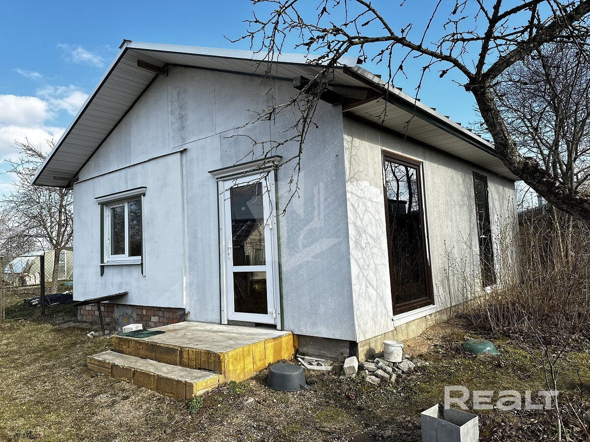 Продается дачный участок с новым домом 2021 года постройки, расположенный всего в 14 км от МКАД. Площадь земельного участка составляет 10 соток. Конструкция дома выполнена из кирпича, с использованием фальцевой кровли. Установлены стеклопакеты с панорамным остеклением. Подключено электроснабжение, имеется сезонная вода. В доме есть подвал. Стены оштукатурены. Часть стен покрыта материалом для теплоизоляции. Все строительные материалы остаются. Звоните для просмотра! - Ansicht 4