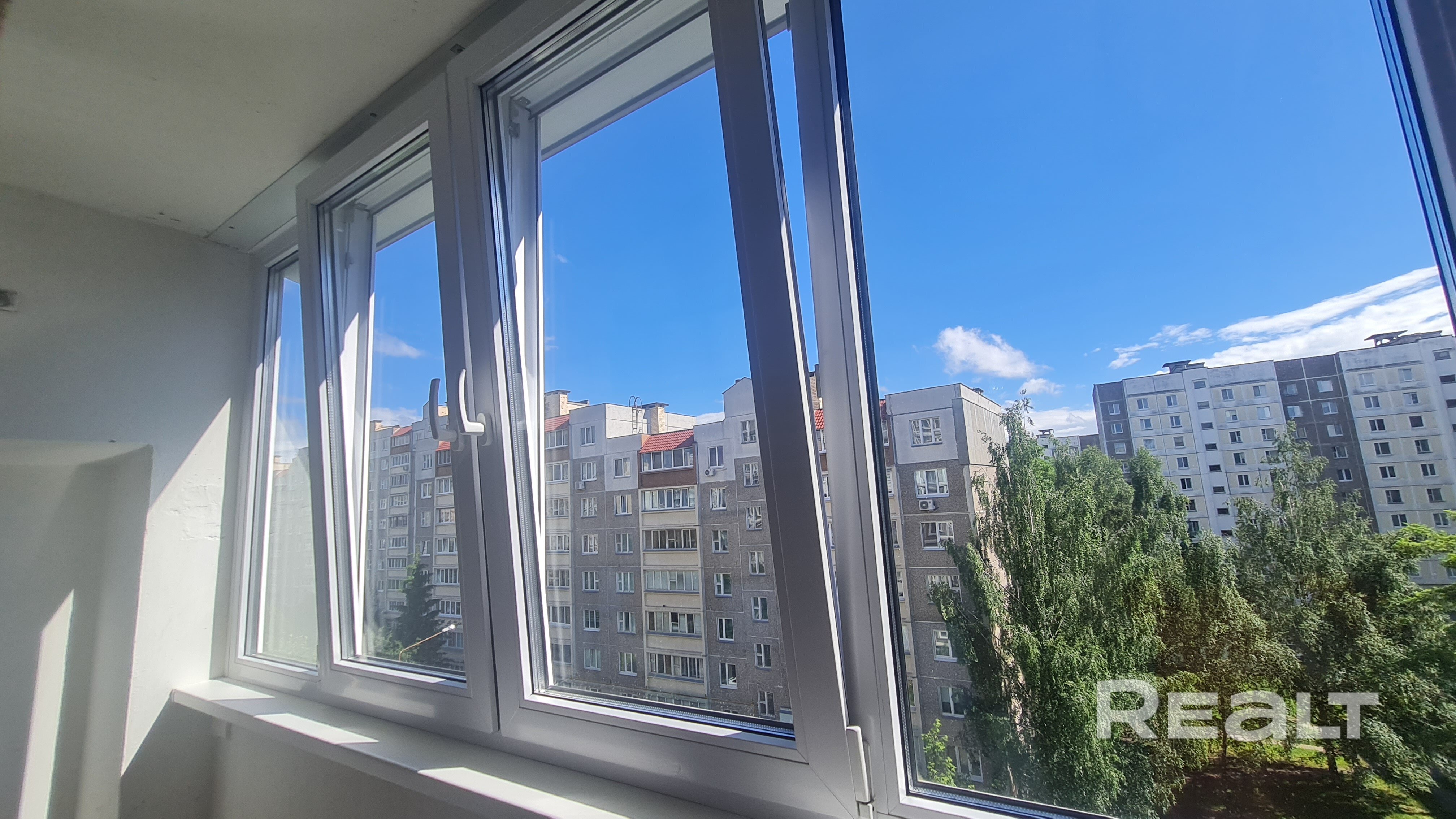 Сдается уютная 2х-комнотная квартира по адресу г. Минск, ул. Левкова, д.13. В квартире необходимая мебель, бытовая техника. На площадке 4 квартиры. соседи нормальные. Развитая инфраструктура: в минутной доступности автобусная остановка (авт. 163, 24, 65, 93 и др.), метро ст. Ковальская Слобода. До центра мин.10. В шаговой доступности аптеки, магазины, банк, почта. Зеленый двор, рядом парк. Тихое место. Просьба иностранцев, пар с детьми, пар с животными не беспокоить. Предоплата за месяц + квартп - Ansicht 4