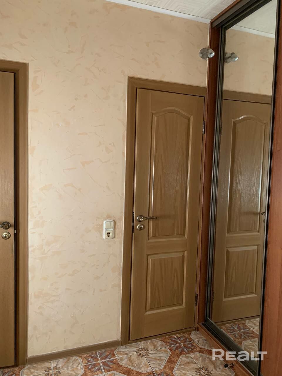 Сдаётся однокомнатная квартира,45.2 кв.м,3 этаж,высотка 19 этажей. Есть в доме консьерж, видеонаблюдение, домофон.Интернет. Мебель, два спальник места, холодильник, телевизор, стиральная машина, микроволновка. В шаговой доступности Парк имени Павлова, поликлиники взрослая и детская, школа ,Московский рынок. Хорошое транспортное сообщение, до остановки 1 минута ,до метро Петровщина 7 минут. - Aanzicht 5