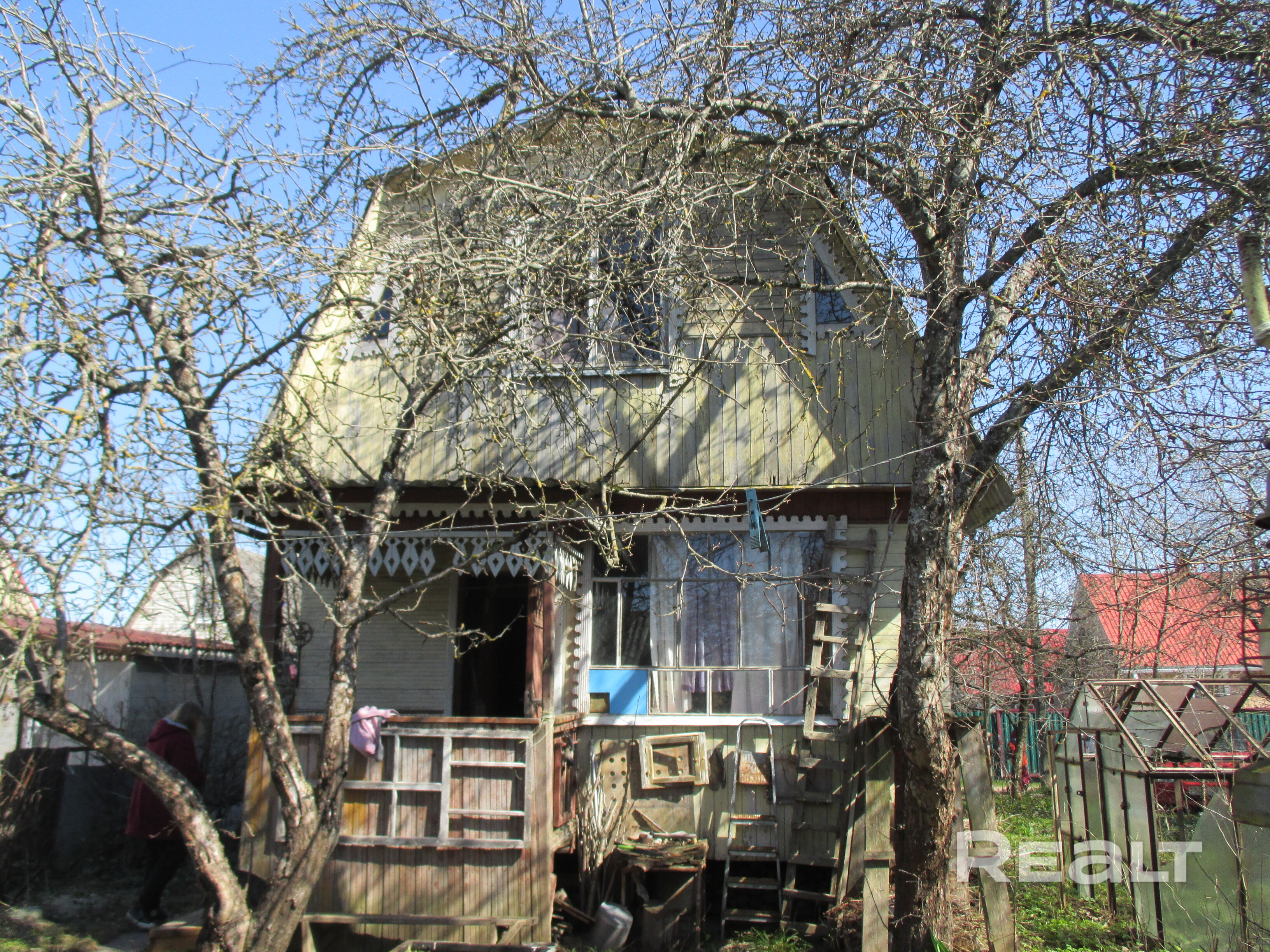 Уютная дача в тихом зелёном месте — отличный вариант для отдыха за городом и дачного проекта. Молодечненский район, рядом с д. Вязинка. Двухэтажный деревянный дом в хорошем состоянии, проведено электричество, есть печь с лежанкой. Участок 4 сотки возле дома + 2 сотки отдельно. Тенистый участок с плодовыми деревьями создаёт приятную атмосферу для отдыха. Хорошие соседи, рядом магазин. Соседний участок свободен — при желании можно увеличить территорию. - Ansicht 5