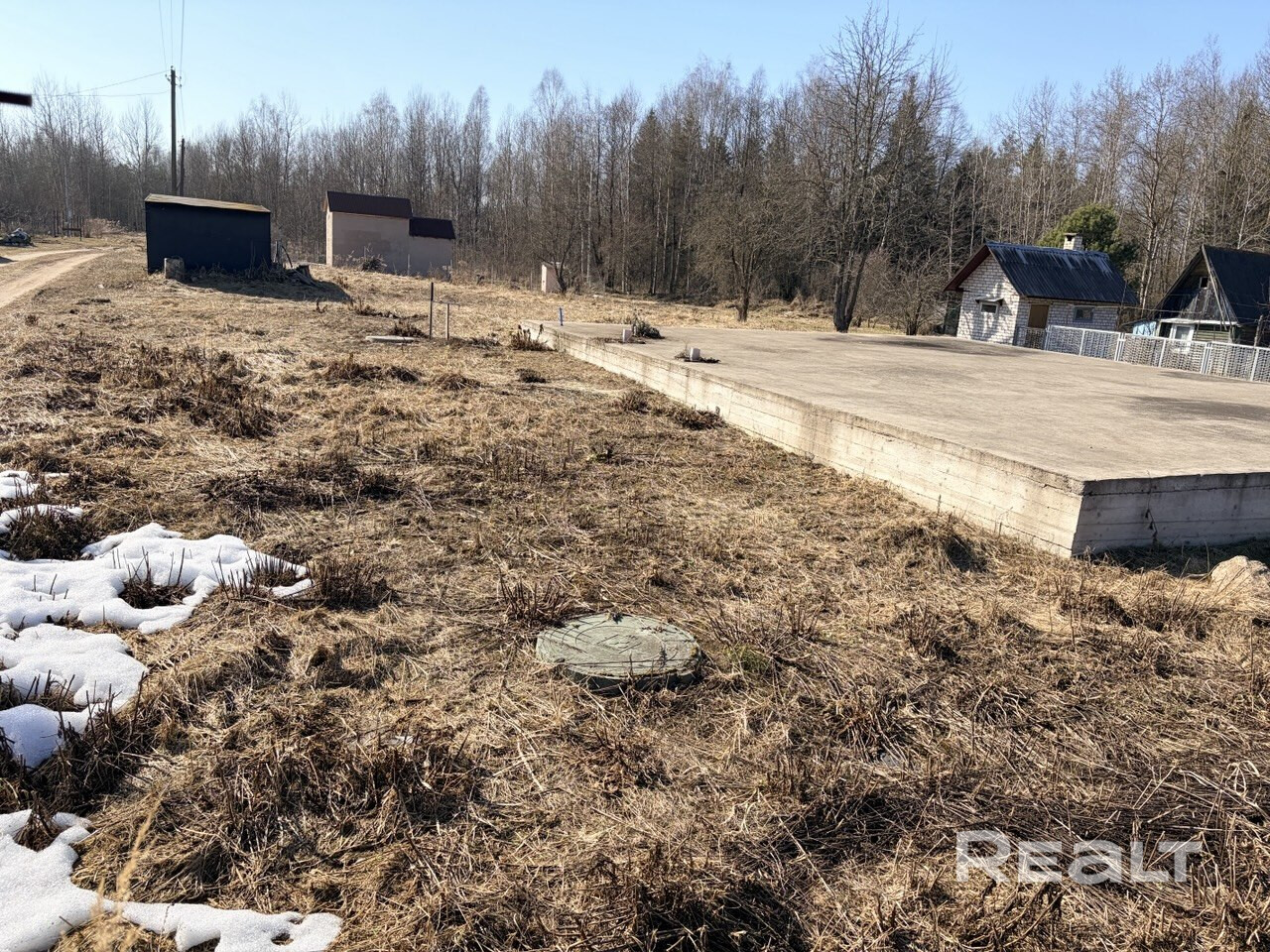Продается 2 участка по 6 соток в с/т "Журавинка" возле деревни Кальники. Залит ленточный фундамент шириной 30 см и подушка под пол. Имеется скважина: закопаны бетонные кольца, установлен насос и проведена вода к будущему дому. Закопаны 3 бетонных кольца под яму канализации, также проведен слив с "дома" в яму. Электричество и индивидуальный счетчик учета на участке. Также стоит металлический сарай размером 2.5х3 м для хозяйственных нужд, хранения инвентаря и материалов. - Widok 6