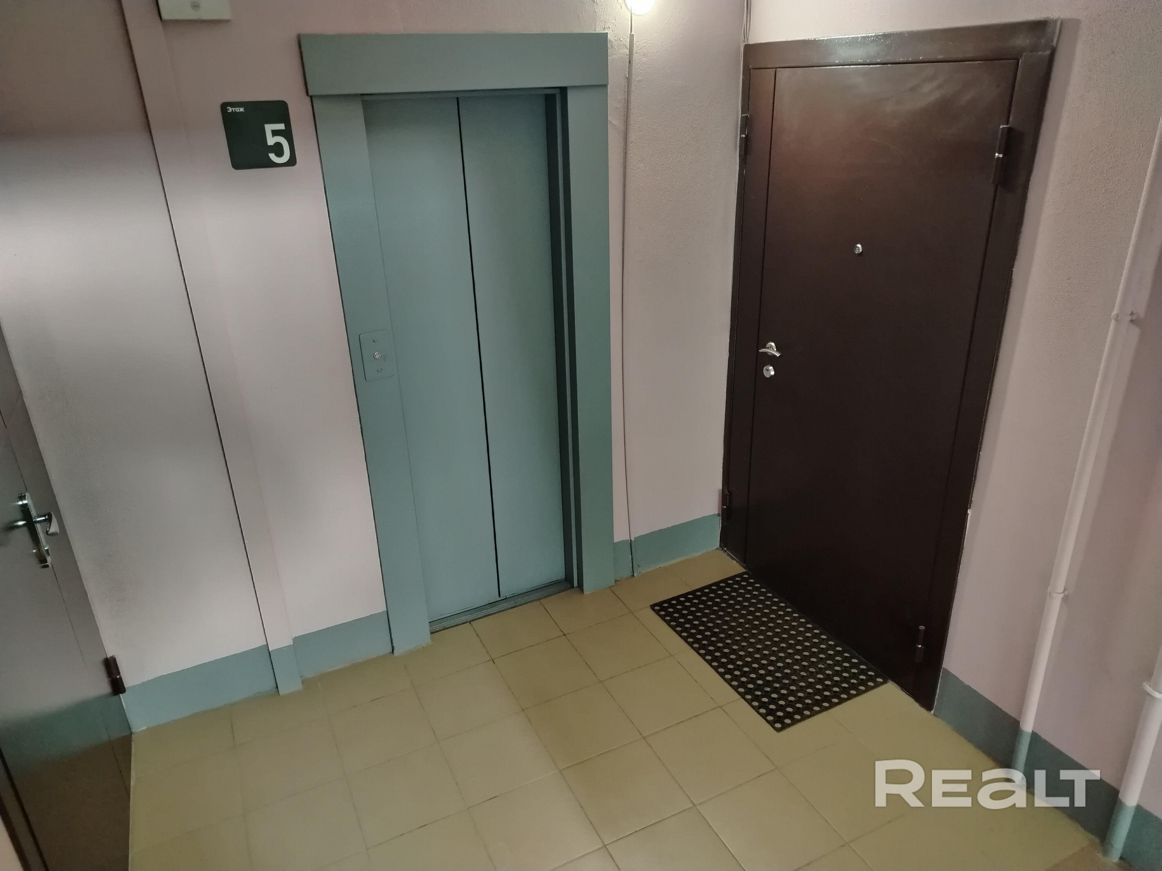 Дом после капремонта, сделан ремонт в подьезде и тамбуре. В тамбур установлена металлическая дверь. - Ansicht 3