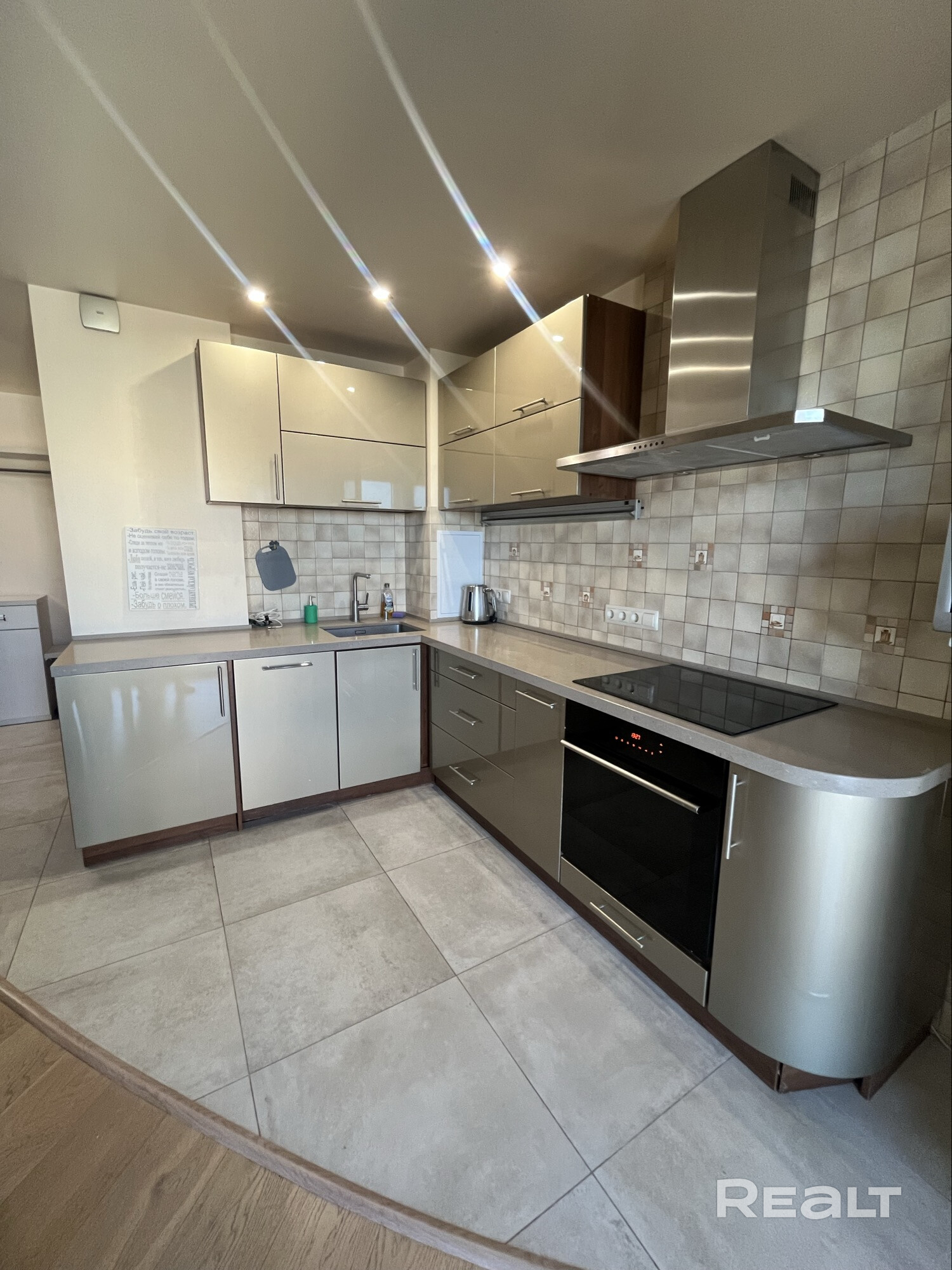 Сдаётся просторная 1-комнатная квартира (54 м²) в Минске по ул.Притыцкого, 91. Заселение с 06.08.2026г. Квартира полностью оборудована для комфортного проживания. Предоставляется постельное бельё и полотенца, бесплатный Wi-Fi. До центра 10 минут на метро без пересадок. Рядом выезд на МКАД, во дворе всегда есть место для парковки. Развитая инфраструктура, все локации в шаговой доступности: рынок «Заходні», банки, аптеки, ТРЦ «Грин»,кафе,рестораны. - Mehr