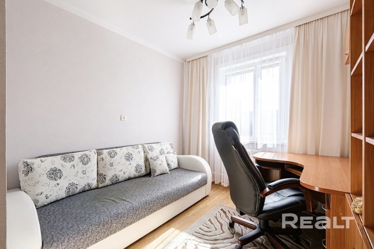 Продаётся светлая 3‑комнатная квартира на 7 этаже из 12 ул. Есенина, 87 (Московский р‑н), 1992 г.п. Комнаты 16.2/13.2/8.9 кв.м, кухня 8.9, коридор 12.6, раздельный с/у, потолки 2.63 м. Ламинат, выровненные потолки, обои, стеклопакеты, керамика в санузле. Есть кладовая и тамбур. Чистый подъезд, тихий двор. В шаговой доступности сады, школы, магазины, аптеки, поликлиника №25, фитнес, рынок «Максимус». Остановка в 2 мин, до м.«Малиновка» 7–8 мин. Агентам не звонить. - Widok 5