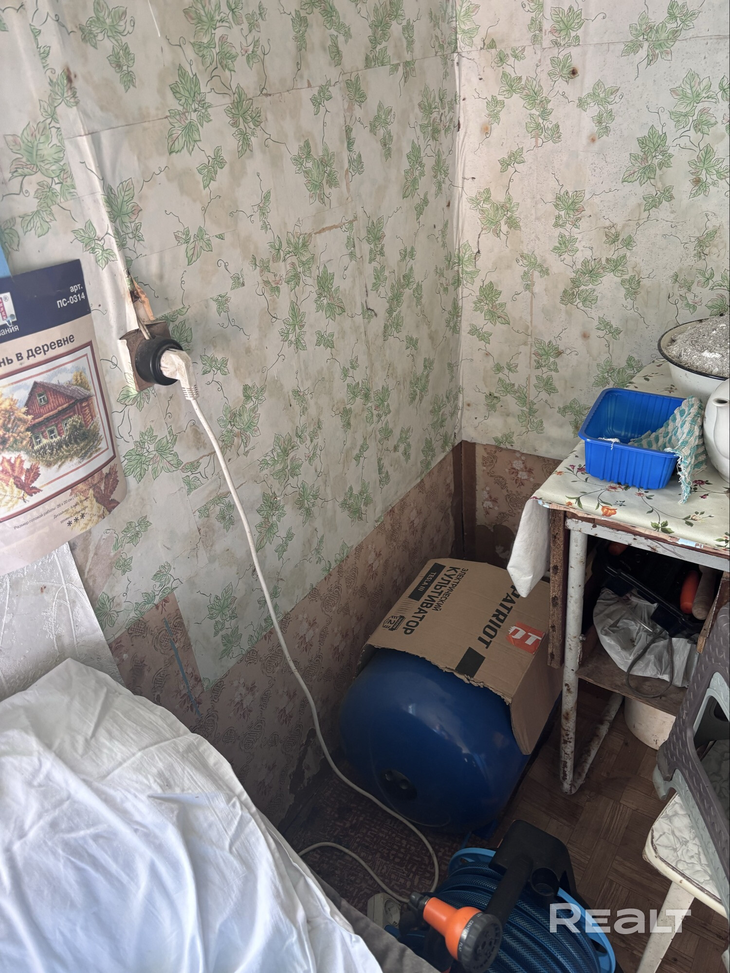 СТ находится в 5 км. от Дзержинска,участок в центре СТ,огорожен сеткой,на участке плодовые деревья(яблони,вишни,сливы) и кустарники(смородина черная,красная,белая,крыжовник),много свободного места для организации огорода и зоны отдыха.В доме сделан косметический ремонт,установлены стеклопакеты,в дом подведена вода,электричество,отопление печное,удобства на улице,к дому пристроен гараж и входная группа,есть все необходимое для теплицы. - Fler