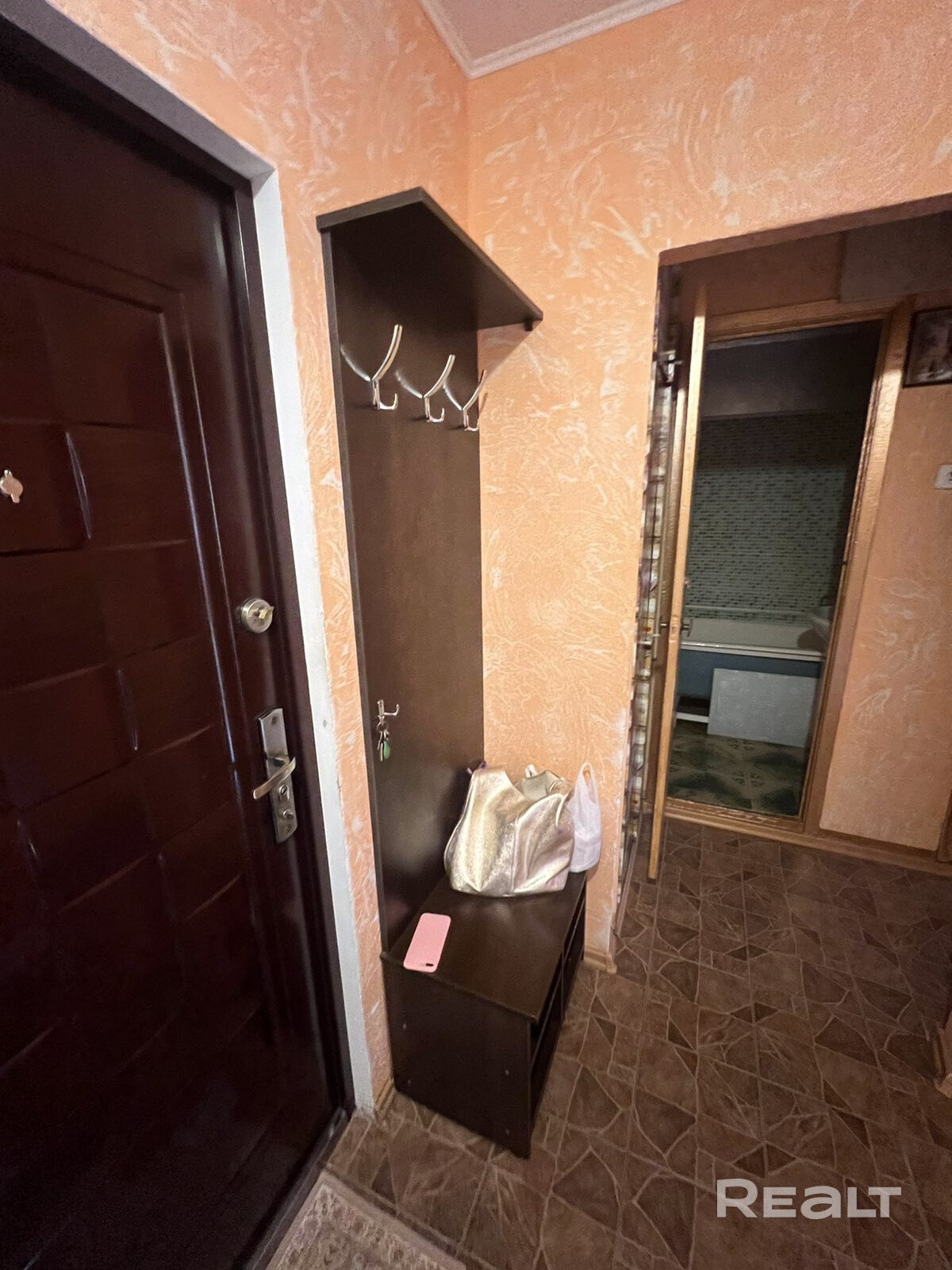 Продам 1-комнатную квартиру в центре Минска по ул. Червякова в панельной 9-тиэтажном доме, на 7 этаже, после капремонта. Светлая, теплая, окна выходят на зеленый тихий двор. Строится метро. Вся возможная инфраструктура, в шаговой доступности Комсомольское озеро и Парк Победы. Есть встроенный шкаф, шкафы в коридоре, холодильник, кухня, шкаф-пенал в ванной, тумба в прохожей, ковер, плита. Всю мебель можем оставить без доплаты, можем вывезти. Сделан клининг. Никто не проживает. От собственника - Ansicht 3