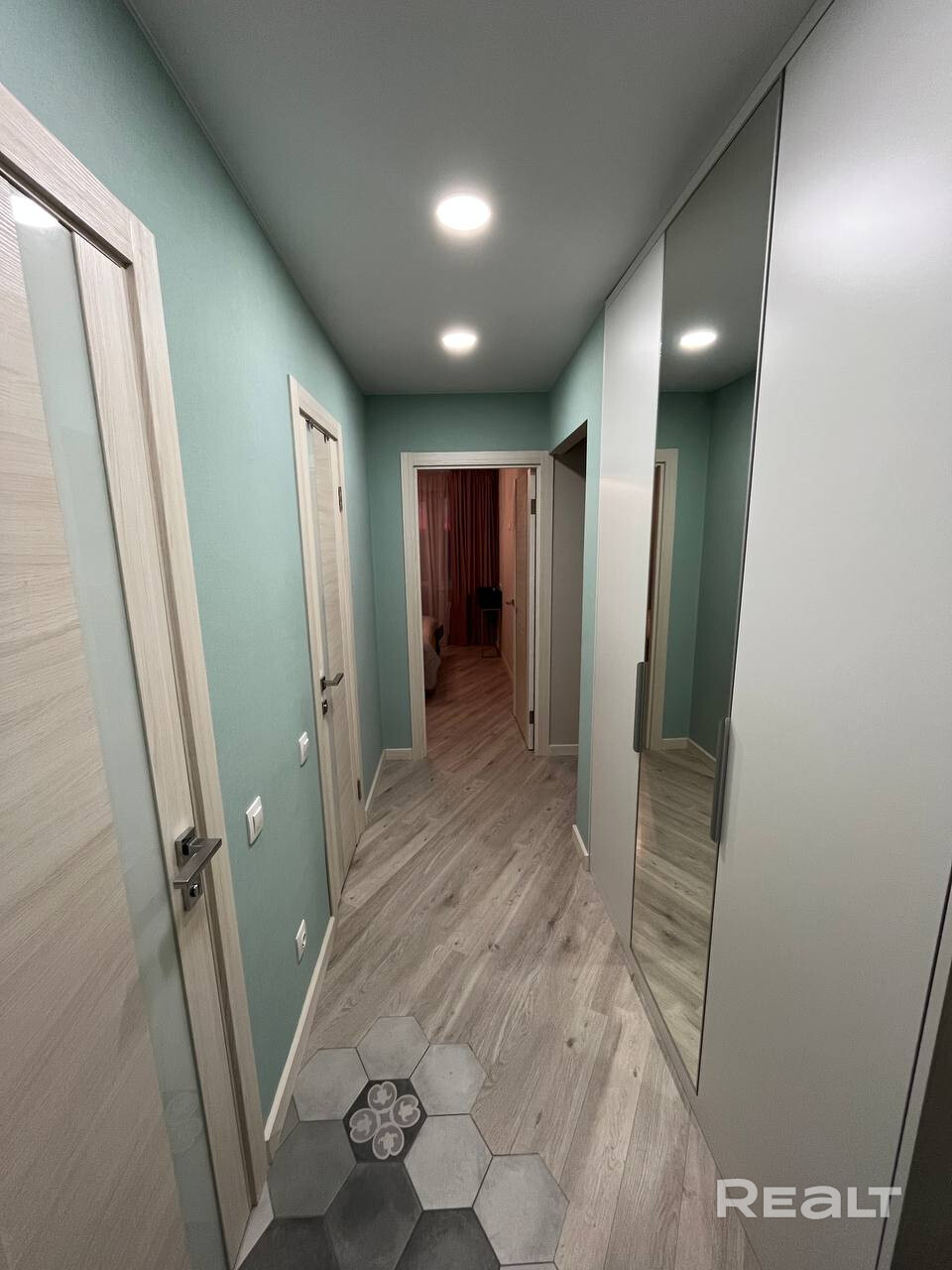 Сдается в долгосрочную аренду 2-комнатная квартира (49 м²) в районе м. Грушевка Первая аренда. Адрес: ул. Щорса, 4А - 5 минут до метро Грушевка. Этаж 11 (из 18). В шаговой доступности магазины, школы, детские сады, Грушевский сквер, напротив Спортивный комплекс (бассейн, тренажерный зал). В квартире прописан один человек. Аренда не студентам, без животных, не курящие, граждане РБ. Оплата: При заселении оплачивается первый месяц проживания, а так же залог в размере месячной оплаты + ком.услуги. - Ansicht 3