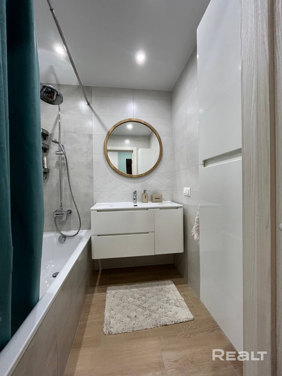 Сдается в долгосрочную аренду 2-комнатная квартира (49 м²) в районе м. Грушевка Первая аренда. Адрес: ул. Щорса, 4А - 5 минут до метро Грушевка. Этаж 11 (из 18). В шаговой доступности магазины, школы, детские сады, Грушевский сквер, напротив Спортивный комплекс (бассейн, тренажерный зал). В квартире прописан один человек. Аренда не студентам, без животных, не курящие, граждане РБ. Оплата: При заселении оплачивается первый месяц проживания, а так же залог в размере месячной оплаты + ком.услуги. - Ansicht 6
