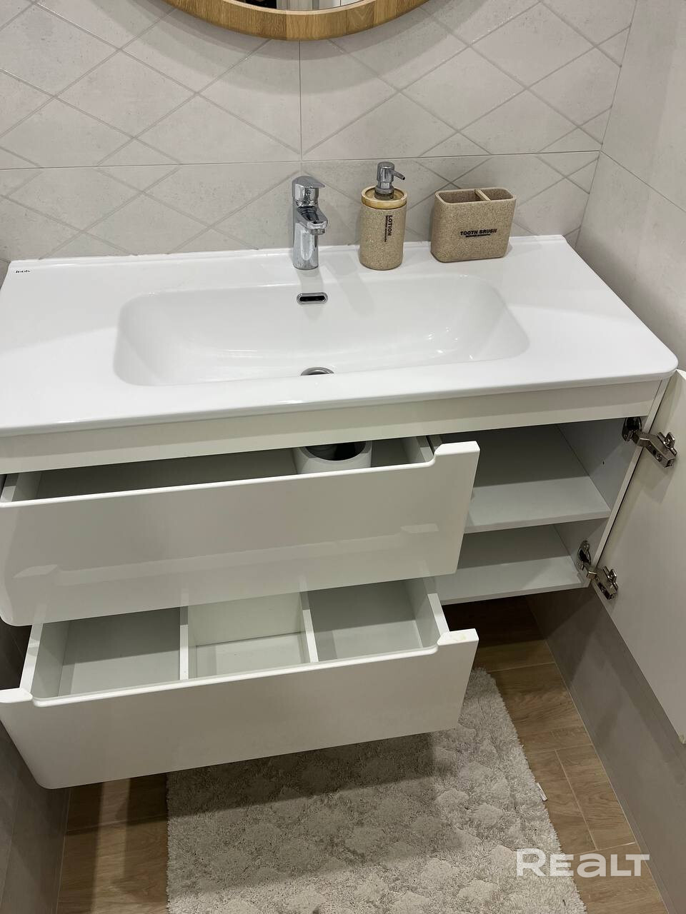 Сдается в долгосрочную аренду 2-комнатная квартира (49 м²) в районе м. Грушевка Первая аренда. Адрес: ул. Щорса, 4А - 5 минут до метро Грушевка. Этаж 11 (из 18). В шаговой доступности магазины, школы, детские сады, Грушевский сквер, напротив Спортивный комплекс (бассейн, тренажерный зал). В квартире прописан один человек. Аренда не студентам, без животных, не курящие, граждане РБ. Оплата: При заселении оплачивается первый месяц проживания, а так же залог в размере месячной оплаты + ком.услуги. - Mehr