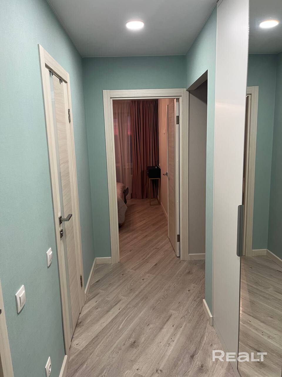 Сдается в долгосрочную аренду 2-комнатная квартира (49 м²) в районе м. Грушевка Первая аренда. Адрес: ул. Щорса, 4А - 5 минут до метро Грушевка. Этаж 11 (из 18). В шаговой доступности магазины, школы, детские сады, Грушевский сквер, напротив Спортивный комплекс (бассейн, тренажерный зал). В квартире прописан один человек. Аренда не студентам, без животных, не курящие, граждане РБ. Оплата: При заселении оплачивается первый месяц проживания, а так же залог в размере месячной оплаты + ком.услуги. - Ansicht 4