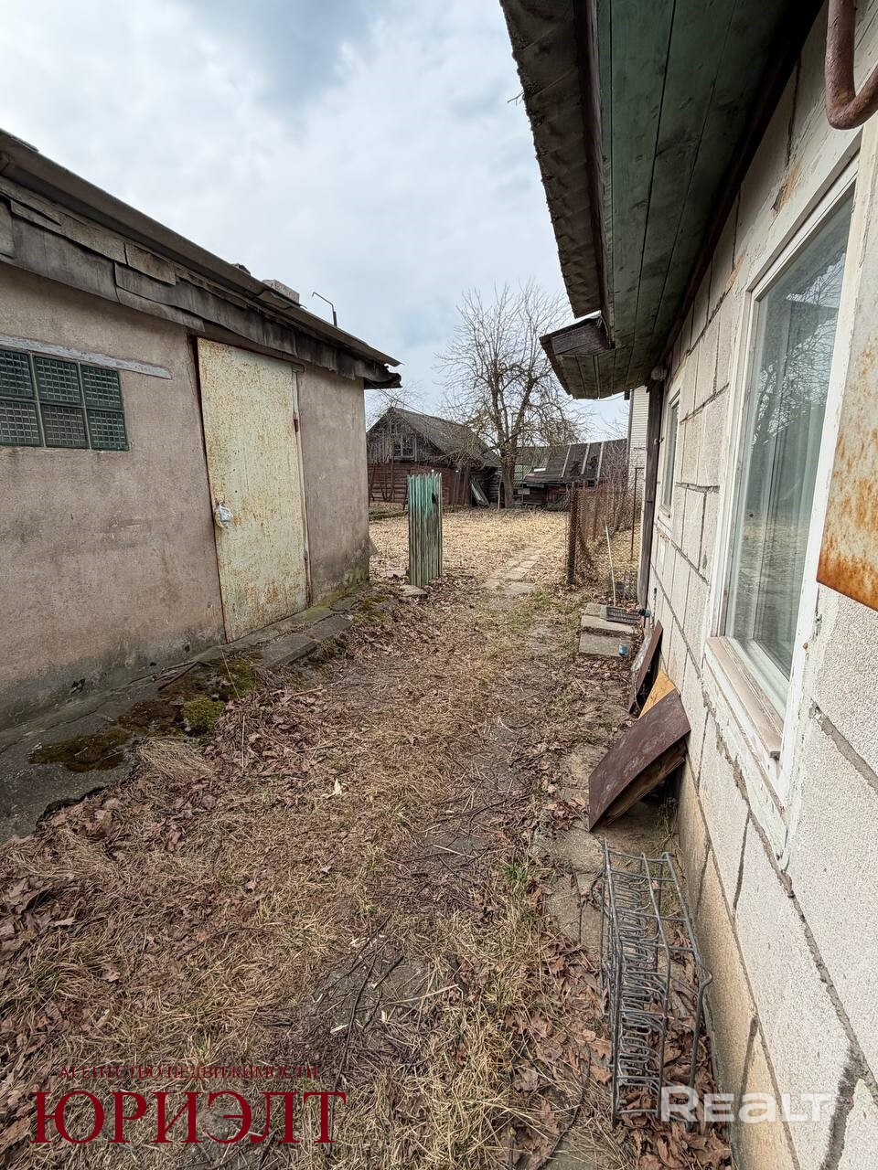 Срочно продается выделенная квартира в аг. Ждановичи ул. Весёлая, 7. Земельный участок 6,66 сотки в ПНВ, есть еще участок дополнительно для ЛПХ - 1,62 соток. Дом деревянный общей площадью 43,2 кв.м. по СНБ, крыша -шифер, газовое отопление, электричество, вода - холодная в доме, бойлер, туалет на улице, есть гараж и сарай на участке. Чистая продажа, никто не прописан, ключи в день сделки. - Więcej
