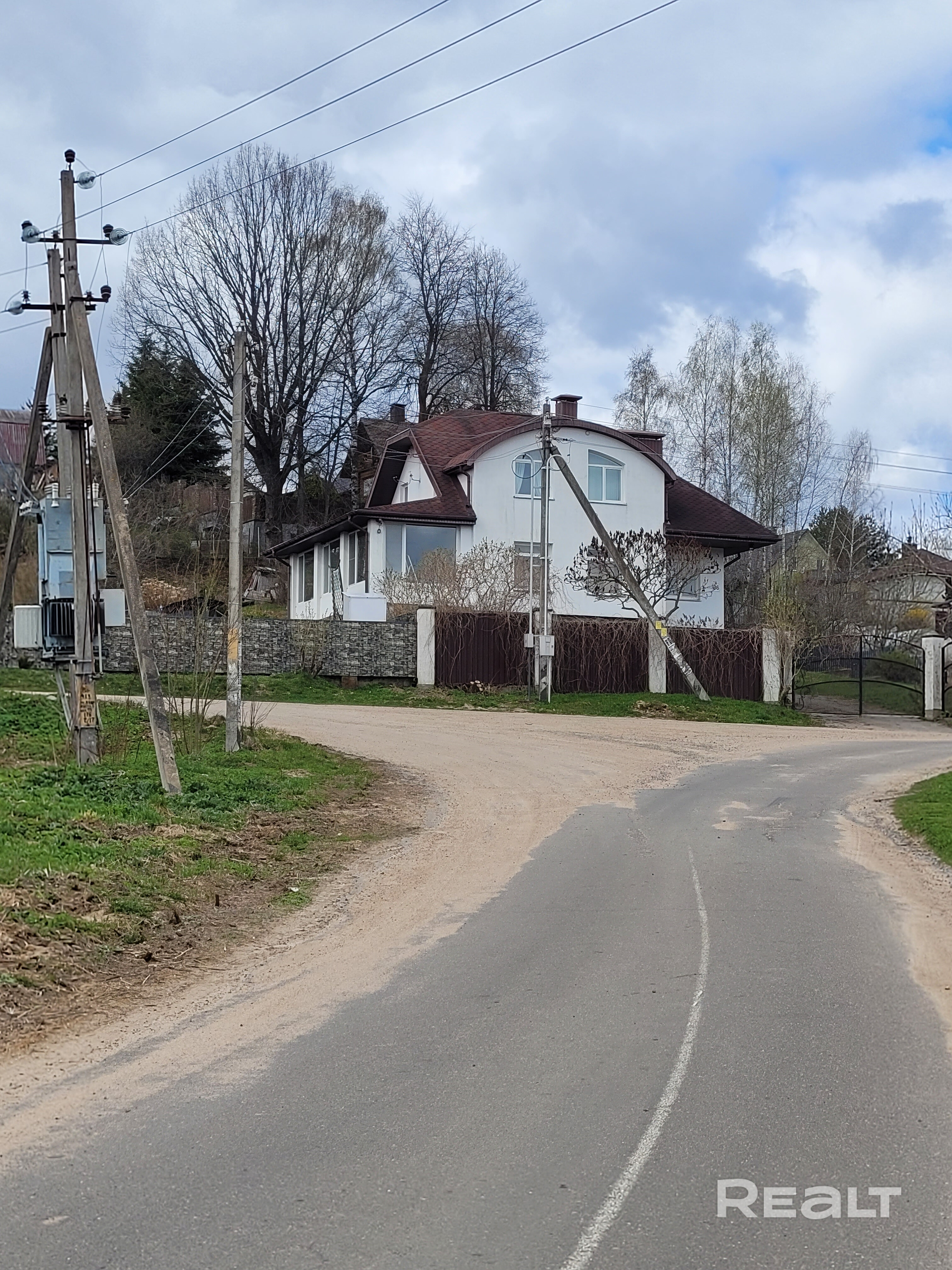 Продается дом в д. Дуброва, с потрясающим видом на озеро. Постройка 2009 года. Асфальт до дома, парковка перед домом на две машины. Участок 19 соток, сделаны террасы с ландшафтным дизайном. Молодой яблоневый сад, розарии, цветущие кустарники. Дом состоят из первого этажа и жилой мансарды. ПЕРВЫЙ ЭТАЖ: прихожая , зал 28 м2 с камином и панорамными окнами на озеро, спальня кухня санузел с душем. ВТОРОЙ ЭТАЖ: большая спальня детская спальня холл санузел ЦОКОЛЬНЫЙ ЭТАЖ: гараж со стеллажами - Ansicht 3