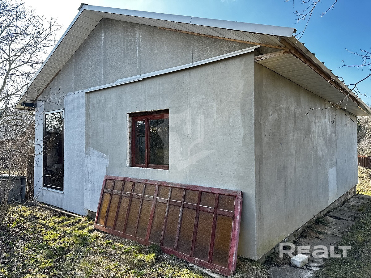 Продается дачный участок с новым домом 2021 года постройки, расположенный всего в 14 км от МКАД. Площадь земельного участка составляет 10 соток. Конструкция дома выполнена из кирпича, с использованием фальцевой кровли. Установлены стеклопакеты с панорамным остеклением. Подключено электроснабжение, имеется сезонная вода. В доме есть подвал. Стены оштукатурены. Часть стен покрыта материалом для теплоизоляции. Все строительные материалы остаются. Звоните для просмотра! - Mehr