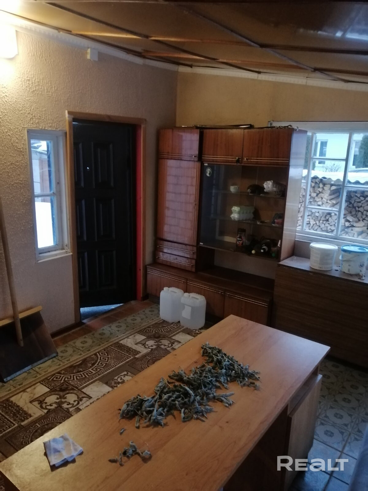 Продаётся дом в г.Марьина Горка, район детского санатория. Общая площадь 60м кв, жилая 45м кв. Участок 9 соток. Есть большая веранда,кладовка, погреб, вода центральная, канализация своя, отопление печное, санузел на улице, имеется бойлер. На участке хоз постройки, баня, беседка,сарай, колодец. Тихое, уютное место. Дом полностью пригоден для жизни. Больше информации по телефону. тел. - Aanzicht 3