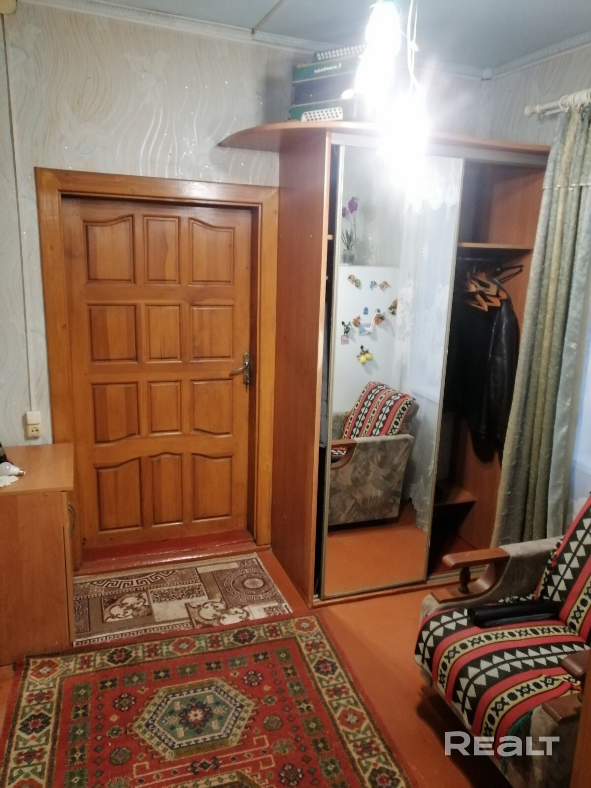 Продаётся дом в г.Марьина Горка, район детского санатория. Общая площадь 60м кв, жилая 45м кв. Участок 9 соток. Есть большая веранда,кладовка, погреб, вода центральная, канализация своя, отопление печное, санузел на улице, имеется бойлер. На участке хоз постройки, баня, беседка,сарай, колодец. Тихое, уютное место. Дом полностью пригоден для жизни. Больше информации по телефону. тел. - Aanzicht 5