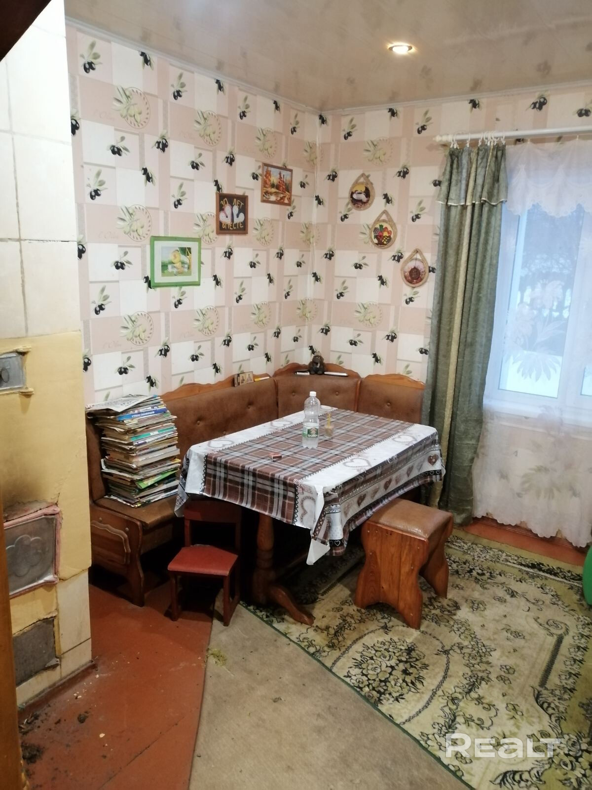 Продаётся дом в г.Марьина Горка, район детского санатория. Общая площадь 60м кв, жилая 45м кв. Участок 9 соток. Есть большая веранда,кладовка, погреб, вода центральная, канализация своя, отопление печное, санузел на улице, имеется бойлер. На участке хоз постройки, баня, беседка,сарай, колодец. Тихое, уютное место. Дом полностью пригоден для жизни. Больше информации по телефону. тел. - Aanzicht 6