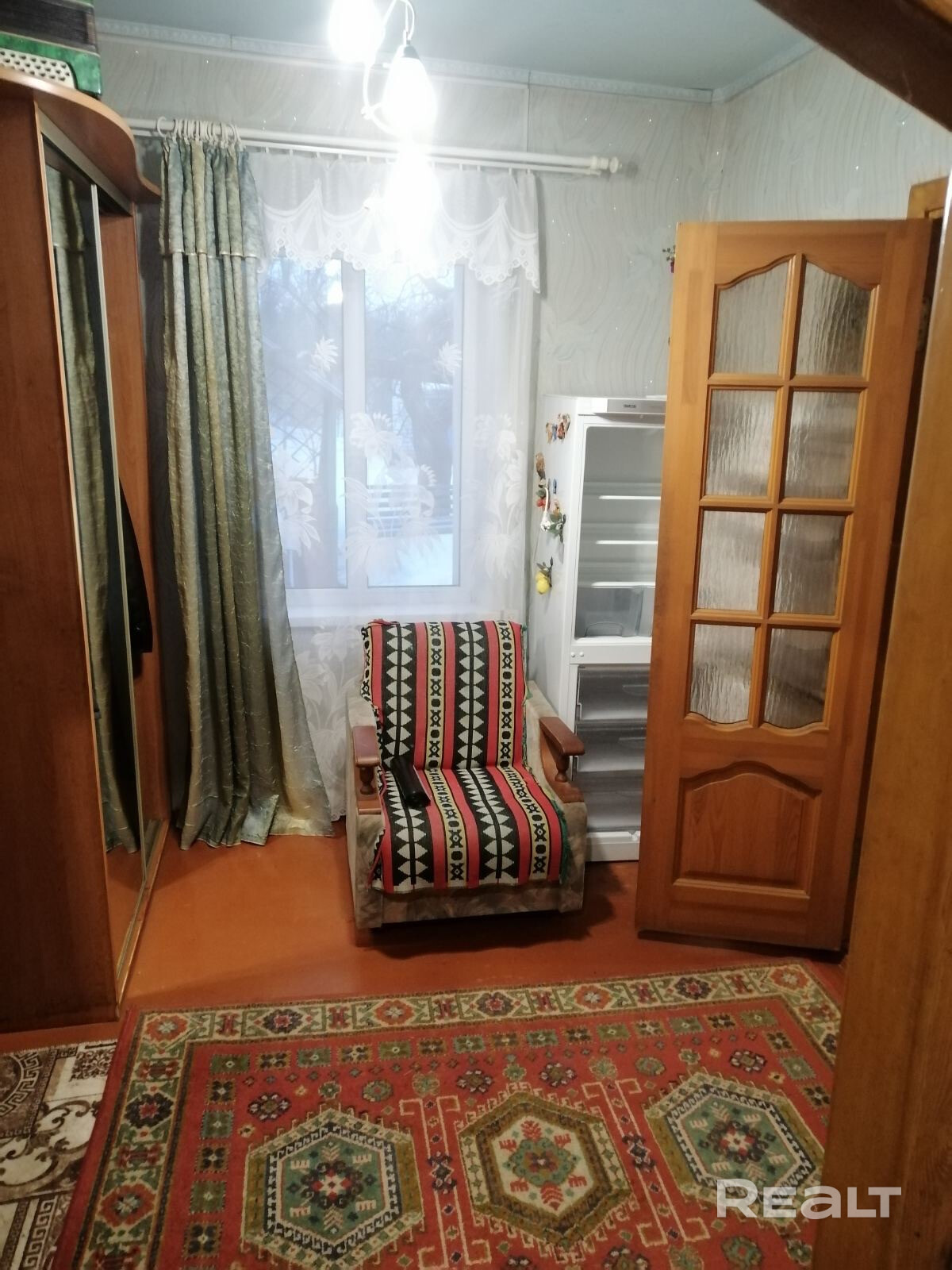 Продаётся дом в г.Марьина Горка, район детского санатория. Общая площадь 60м кв, жилая 45м кв. Участок 9 соток. Есть большая веранда,кладовка, погреб, вода центральная, канализация своя, отопление печное, санузел на улице, имеется бойлер. На участке хоз постройки, баня, беседка,сарай, колодец. Тихое, уютное место. Дом полностью пригоден для жизни. Больше информации по телефону. тел. - Meer