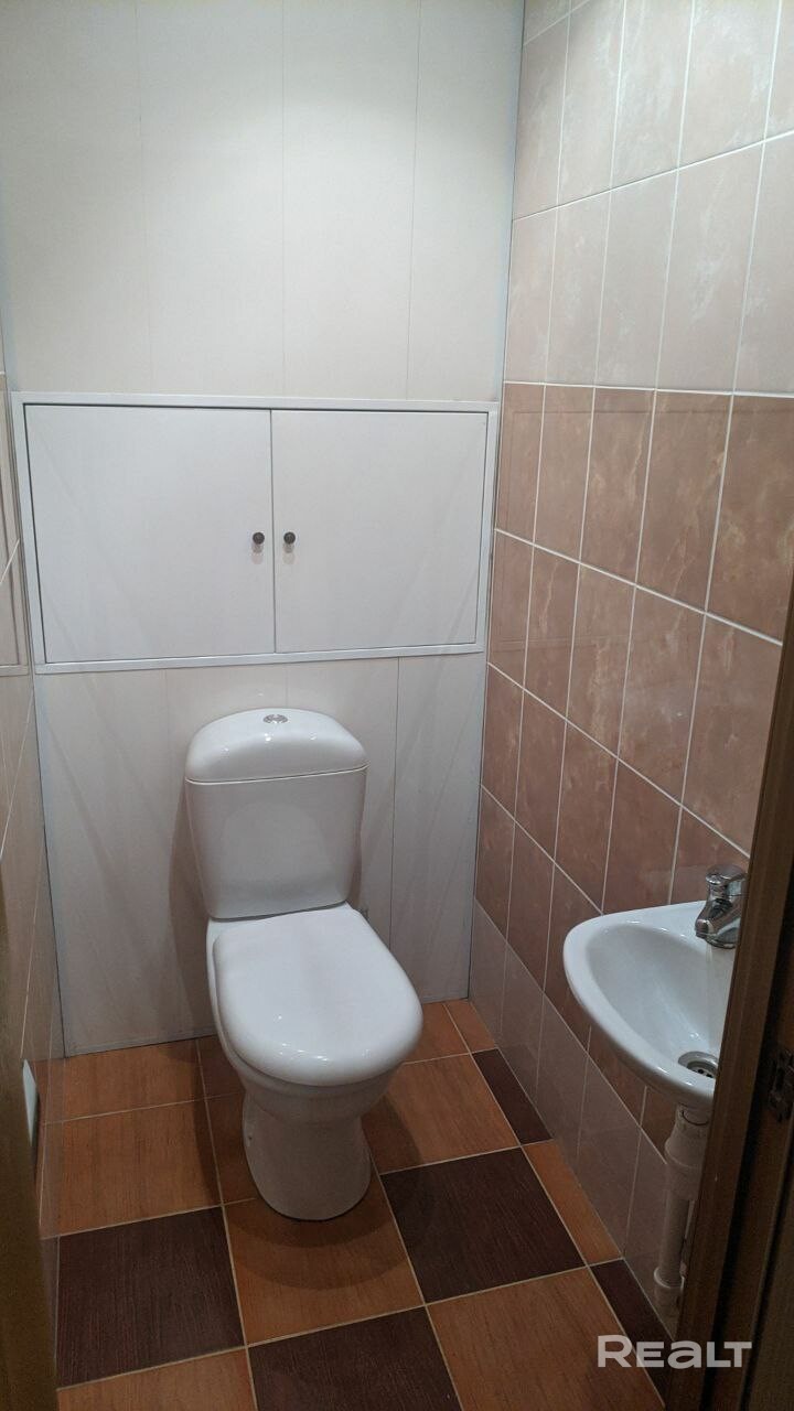 Сдаётся однокомнатная квартира,45.2 кв.м,3 этаж,высотка 19 этажей. Есть в доме консьерж, видеонаблюдение, домофон.Интернет. Мебель, два спальник места, холодильник, телевизор, стиральная машина, микроволновка. В шаговой доступности Парк имени Павлова, поликлиники взрослая и детская, школа ,Московский рынок. Хорошое транспортное сообщение, до остановки 1 минута ,до метро Петровщина 7 минут. - Meer