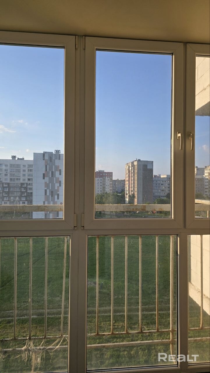 Просторная 2-комнатная квартира в доме 2016г.п. Общая площадь — 60,4 м², кухня — 11 м², окна на две стороны. Дом не является социальным жильем, что гарантирует порядок и спокойствие. За чистотой следит собственное ТСЖ: подъезд ухожен, мусоропровод заварен, предусмотрена безбарьерная среда и большой грузовой лифт. Рядом — лесопарк, школы, сады, магазины. Быстрый выезд к центру, транспорт в шаговой доступности. Для семьи с детьми, молодой пары и всех, кто ценит тишину без отрыва от города. - Widok 4