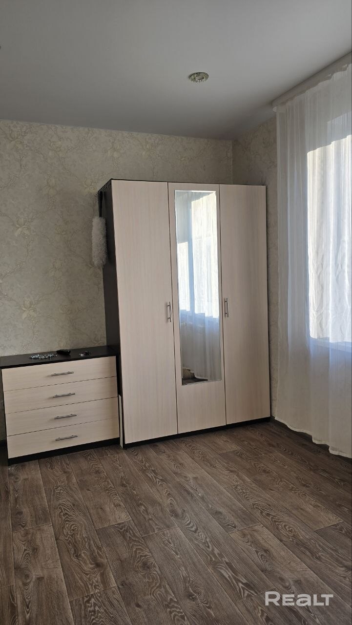 Просторная 2-комнатная квартира в доме 2016г.п. Общая площадь — 60,4 м², кухня — 11 м², окна на две стороны. Дом не является социальным жильем, что гарантирует порядок и спокойствие. За чистотой следит собственное ТСЖ: подъезд ухожен, мусоропровод заварен, предусмотрена безбарьерная среда и большой грузовой лифт. Рядом — лесопарк, школы, сады, магазины. Быстрый выезд к центру, транспорт в шаговой доступности. Для семьи с детьми, молодой пары и всех, кто ценит тишину без отрыва от города. - Widok 5
