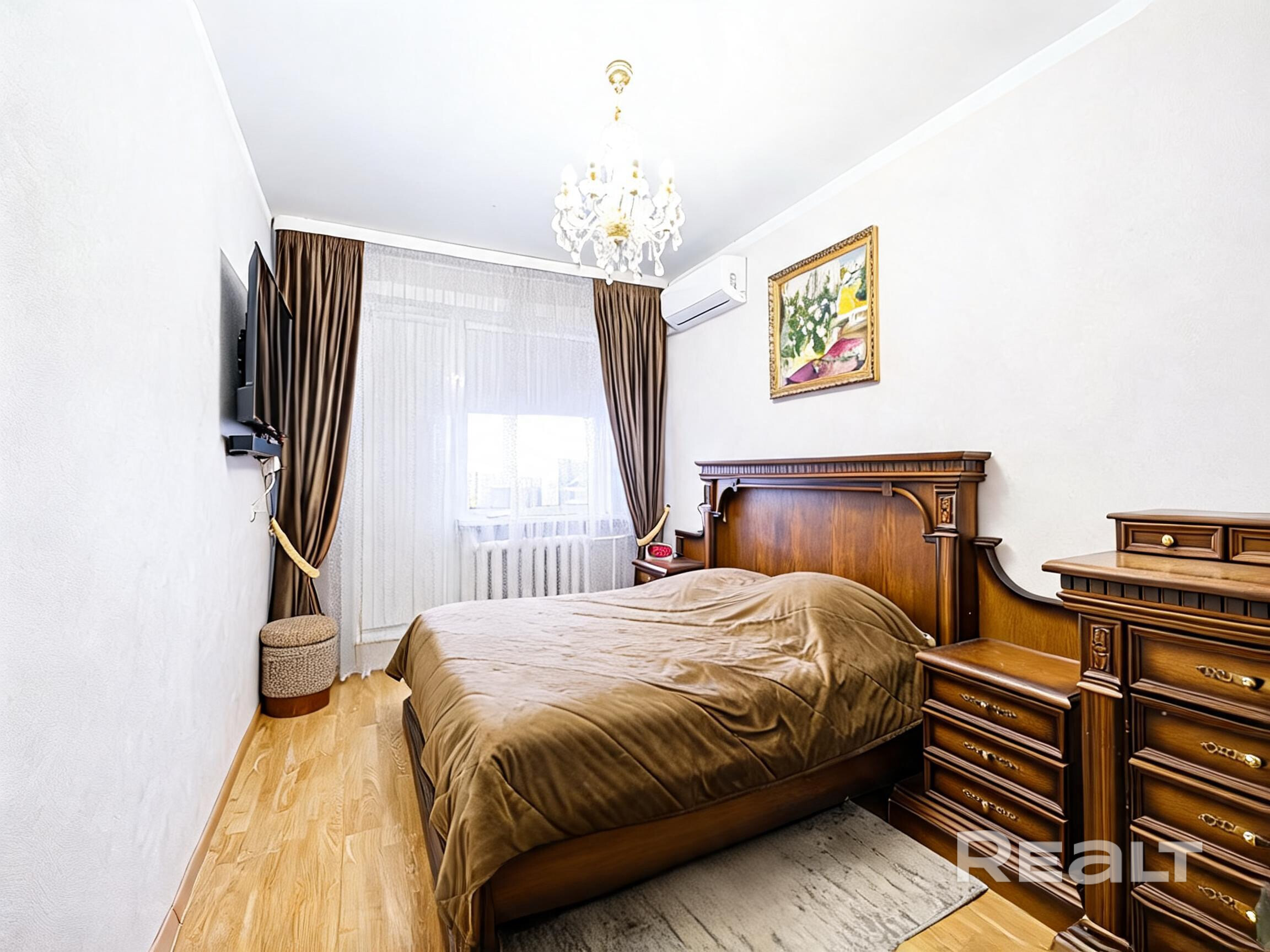 Продаётся светлая 3‑комнатная квартира на 7 этаже из 12 ул. Есенина, 87 (Московский р‑н), 1992 г.п. Комнаты 16.2/13.2/8.9 кв.м, кухня 8.9, коридор 12.6, раздельный с/у, потолки 2.63 м. Ламинат, выровненные потолки, обои, стеклопакеты, керамика в санузле. Есть кладовая и тамбур. Чистый подъезд, тихий двор. В шаговой доступности сады, школы, магазины, аптеки, поликлиника №25, фитнес, рынок «Максимус». Остановка в 2 мин, до м.«Малиновка» 7–8 мин. Агентам не звонить. - Więcej